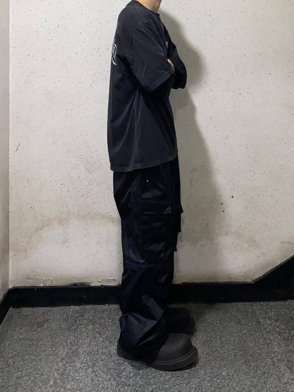 [KREAM 단독] OMO Detachable Nylon Cargo Pants Black 착용 스타일 - 2