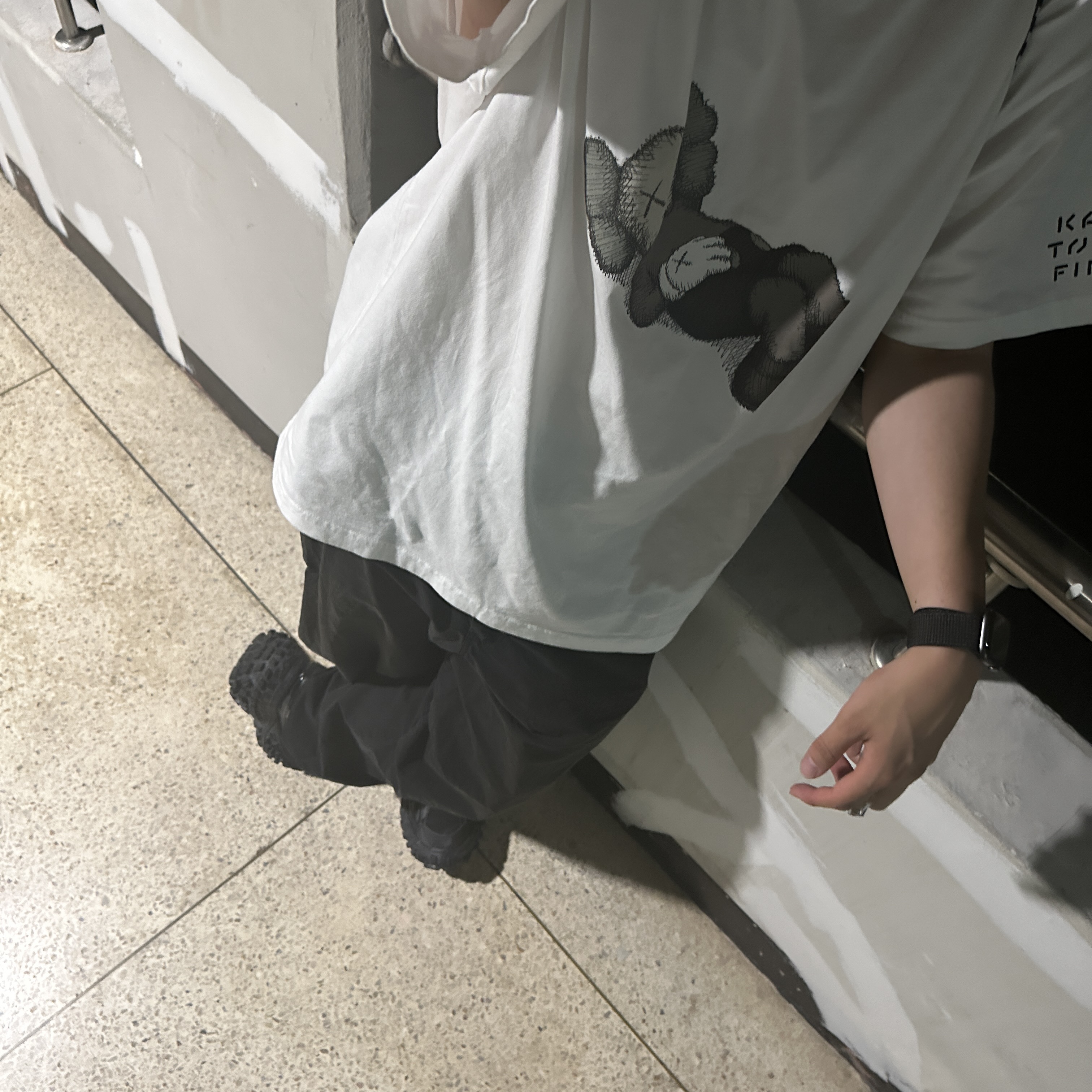 Uniqlo x Kaws Tokyo First T-Shirt White - JP, Apple AirPods Max Lightning Space Gray (Korean Ver.) 착용 스타일 - 2