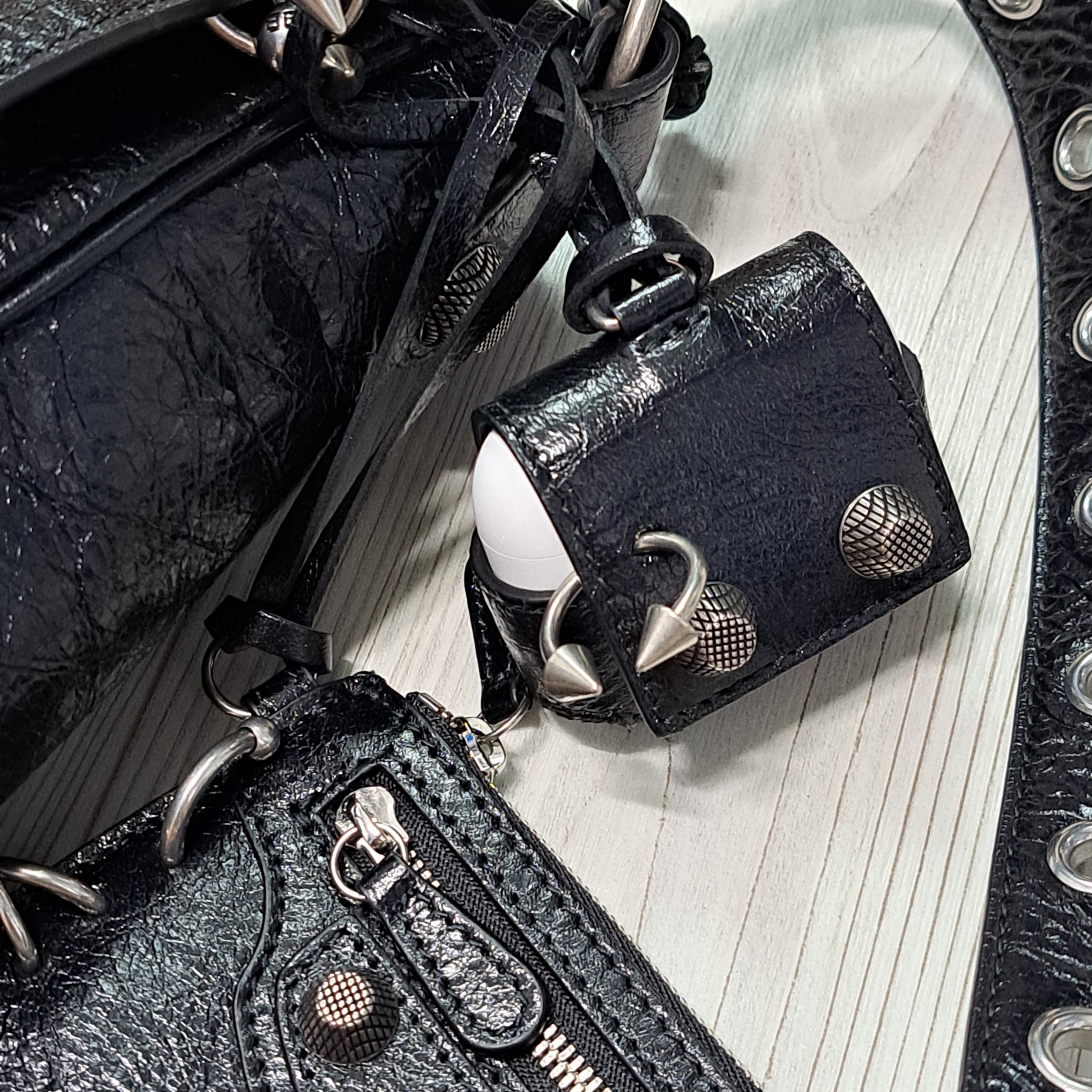 Apple AirPods Pro 2nd Gen (Korean Ver.), Balenciaga Le Cagole Men XS Flap Bag with Piercing in Arena Lambskin Black 착용 스타일