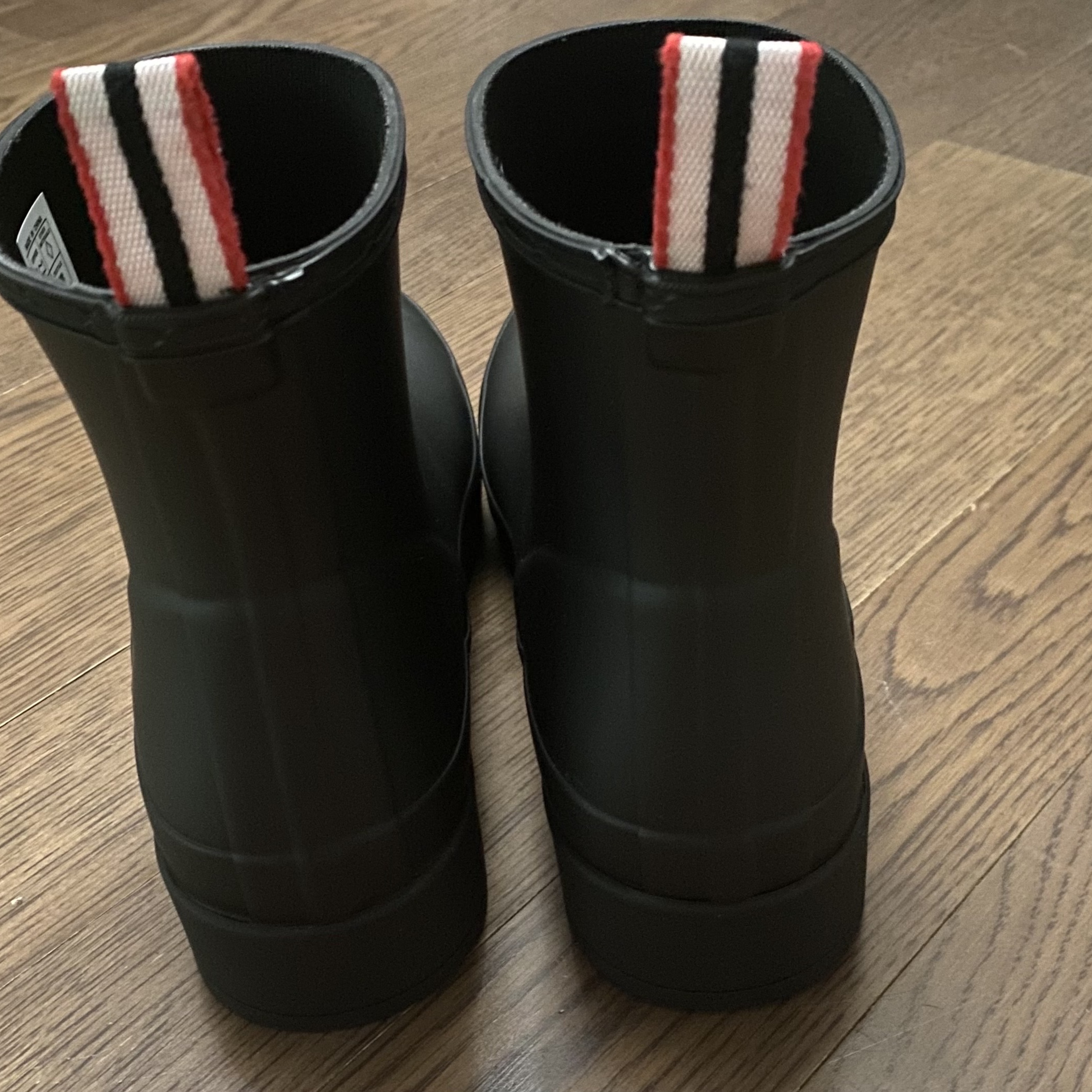 (W) Hunter Play Short Rain Boots Black 착용 스타일 - 4