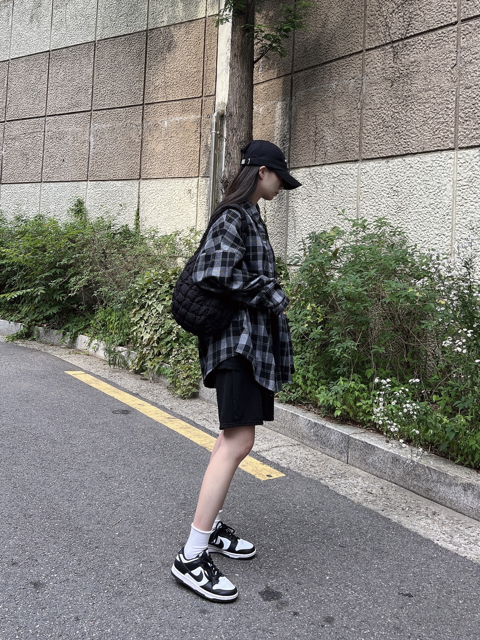 (W) Nike Dunk Low Black, COS Quilted Mini Bag Black 착용 스타일 - 1