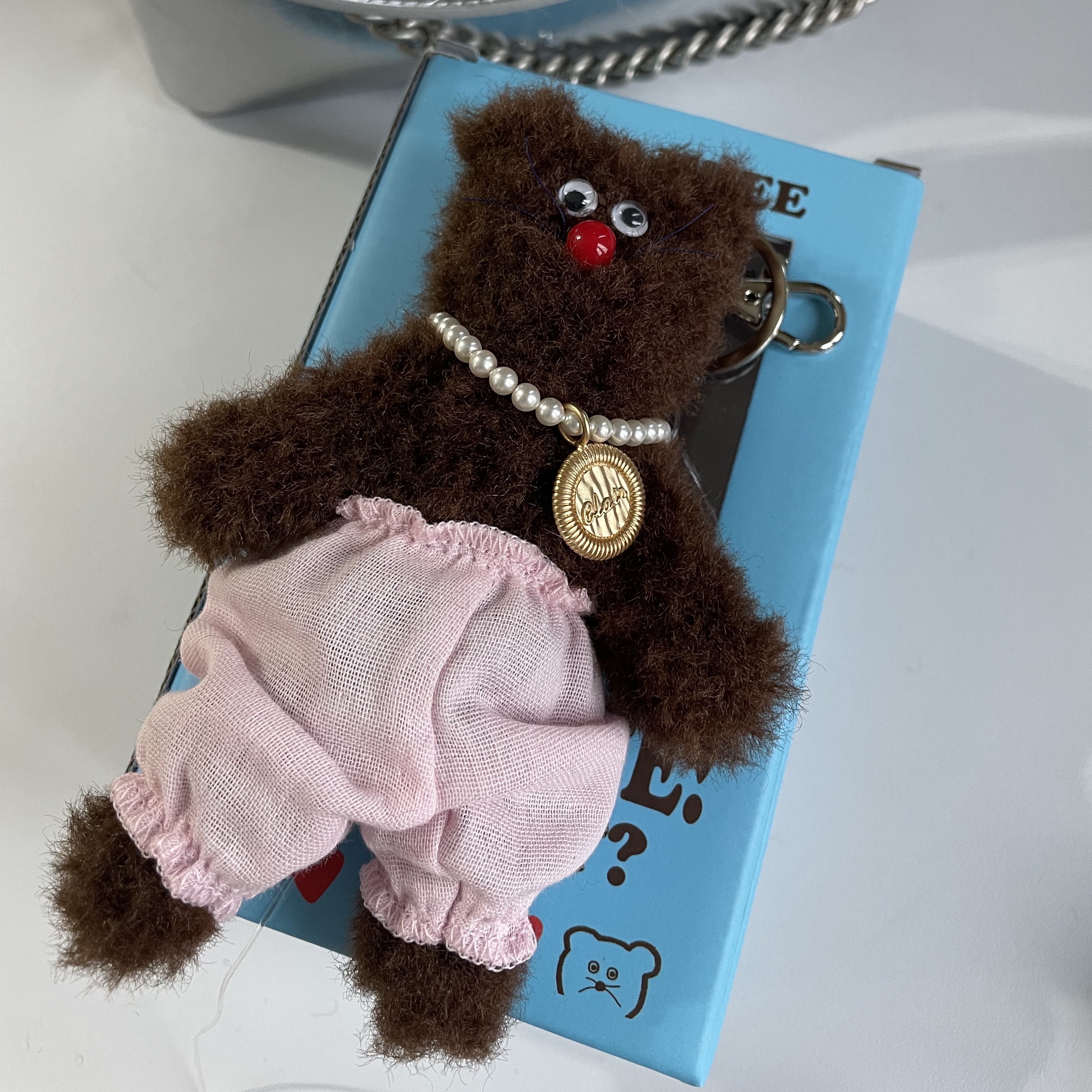 [KREAM 단독] Monamhee Bred Keyring with Pink Pants Brown 착용 스타일 - 2