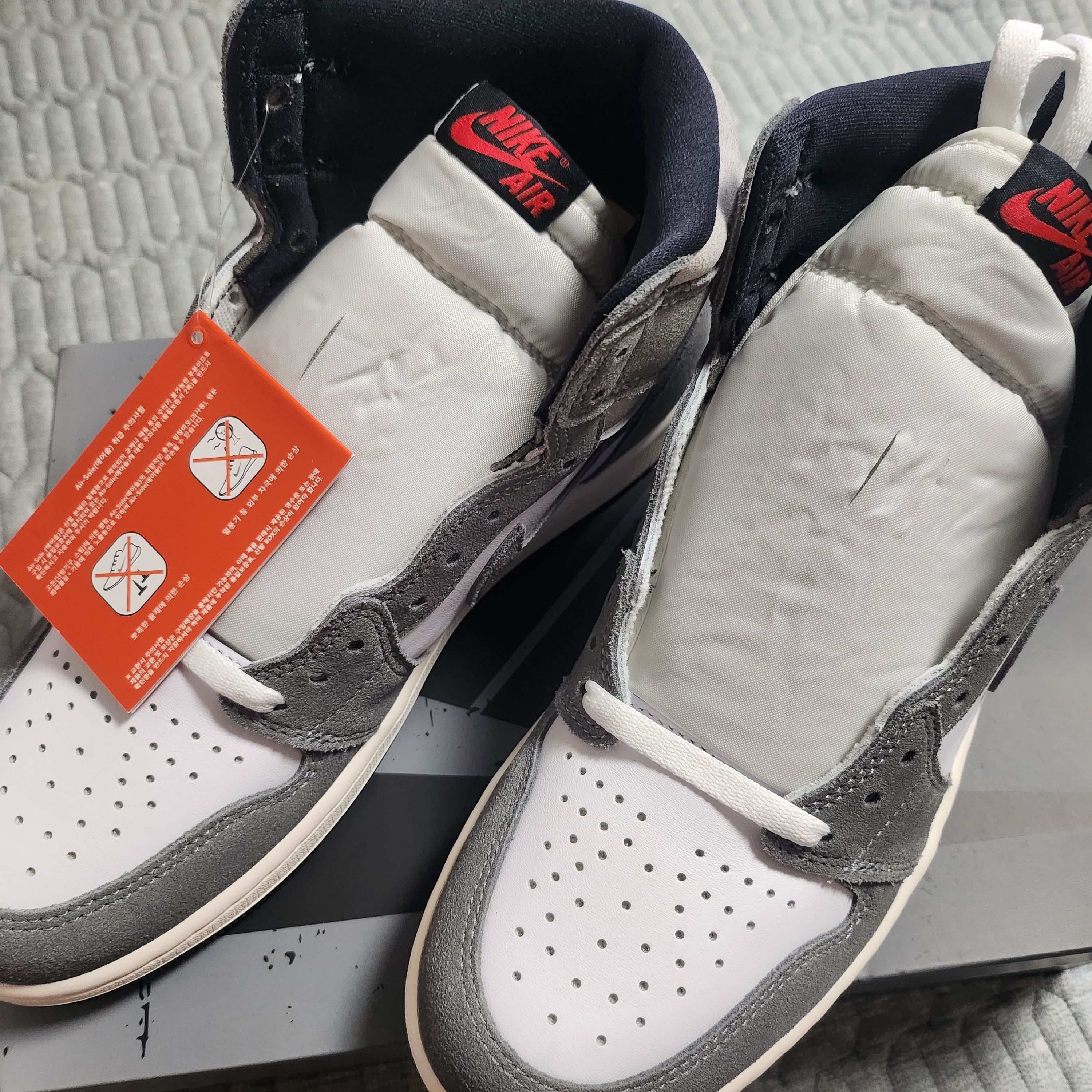 Jordan 1 Retro High OG Black and Smoke Grey 착용 스타일 - 3