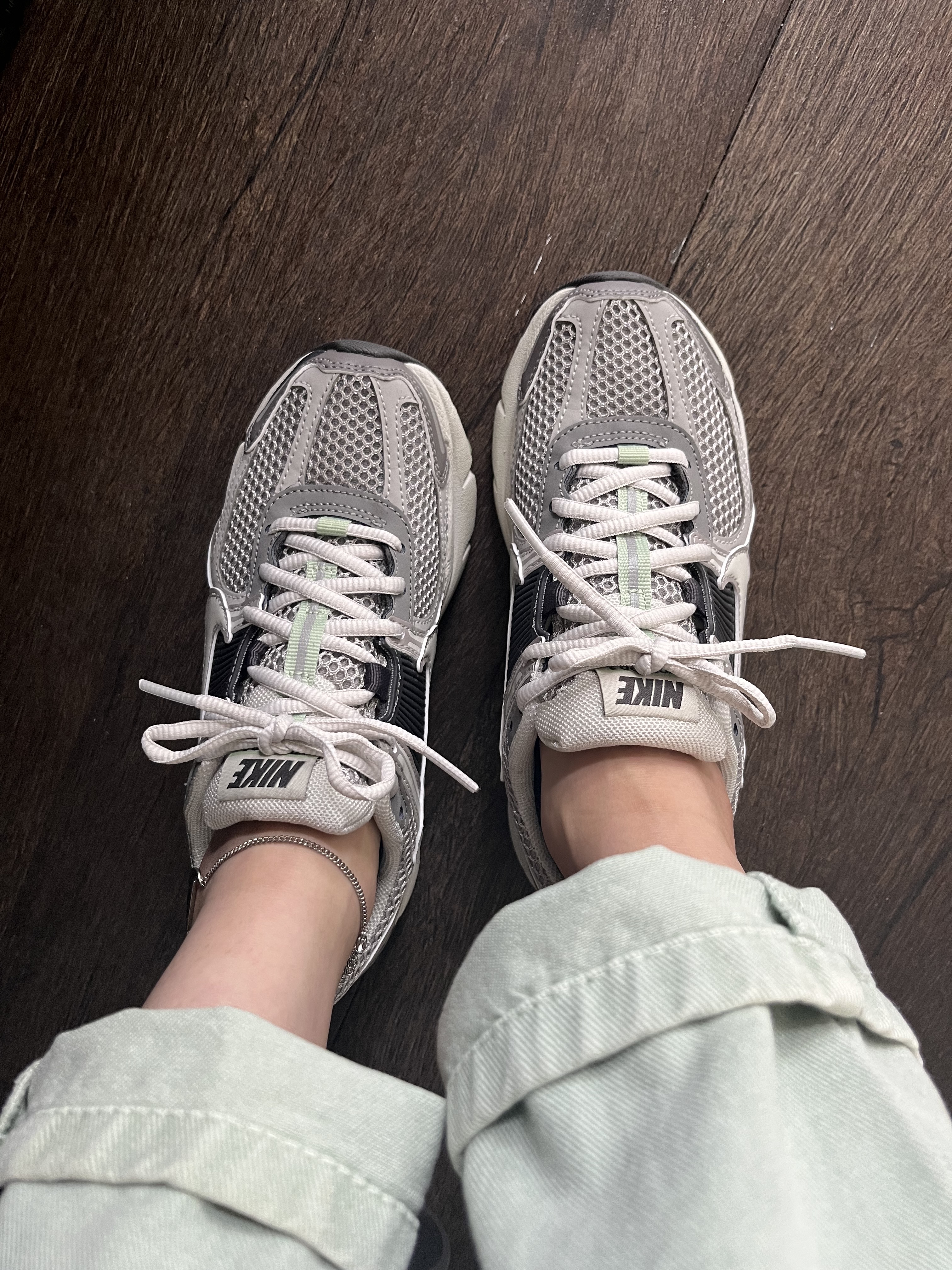 (W) Nike Zoom Vomero 5 Cobblestone and Flat Pewter 착용 스타일