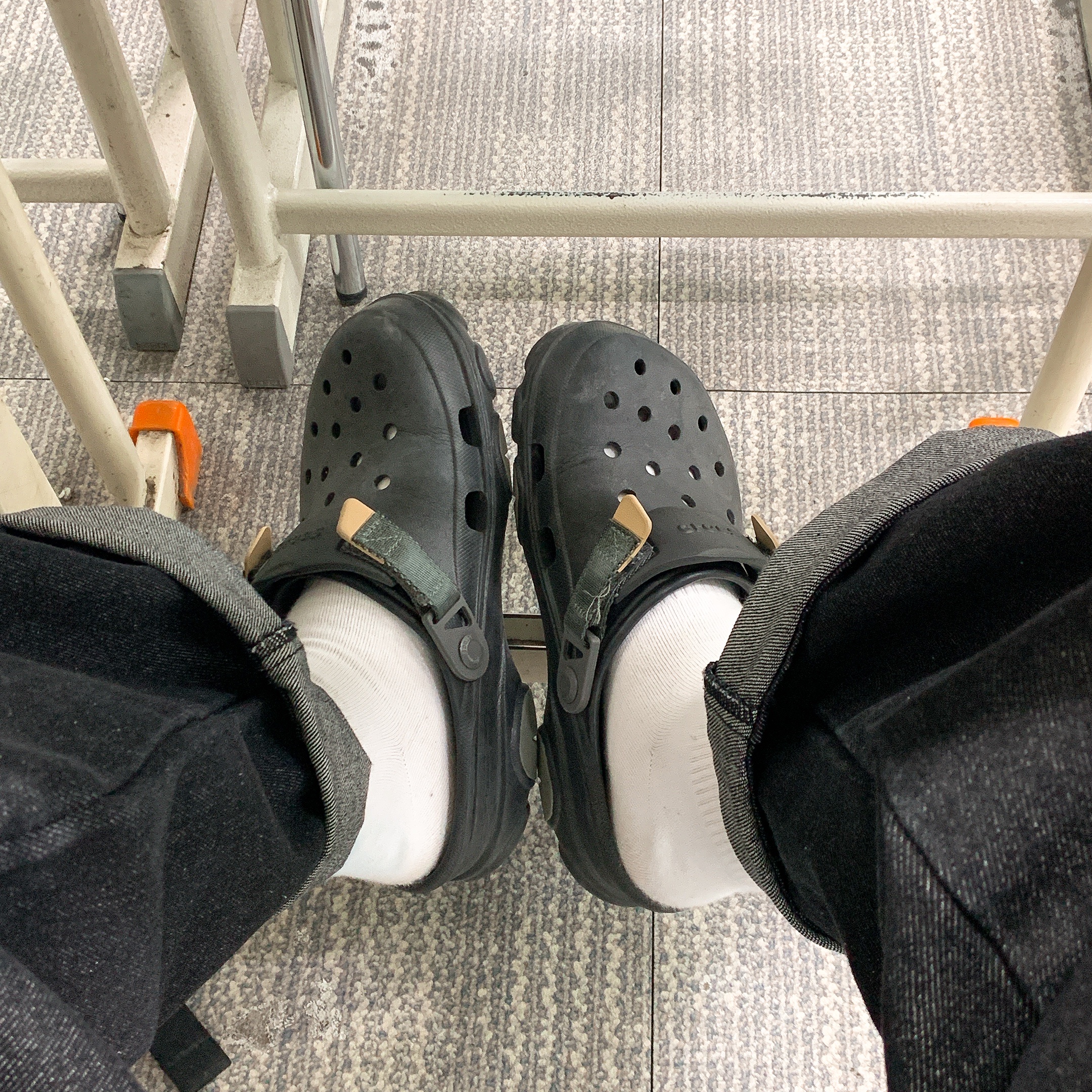 Crocs All Terrain Clog Black 착용 스타일 - 2