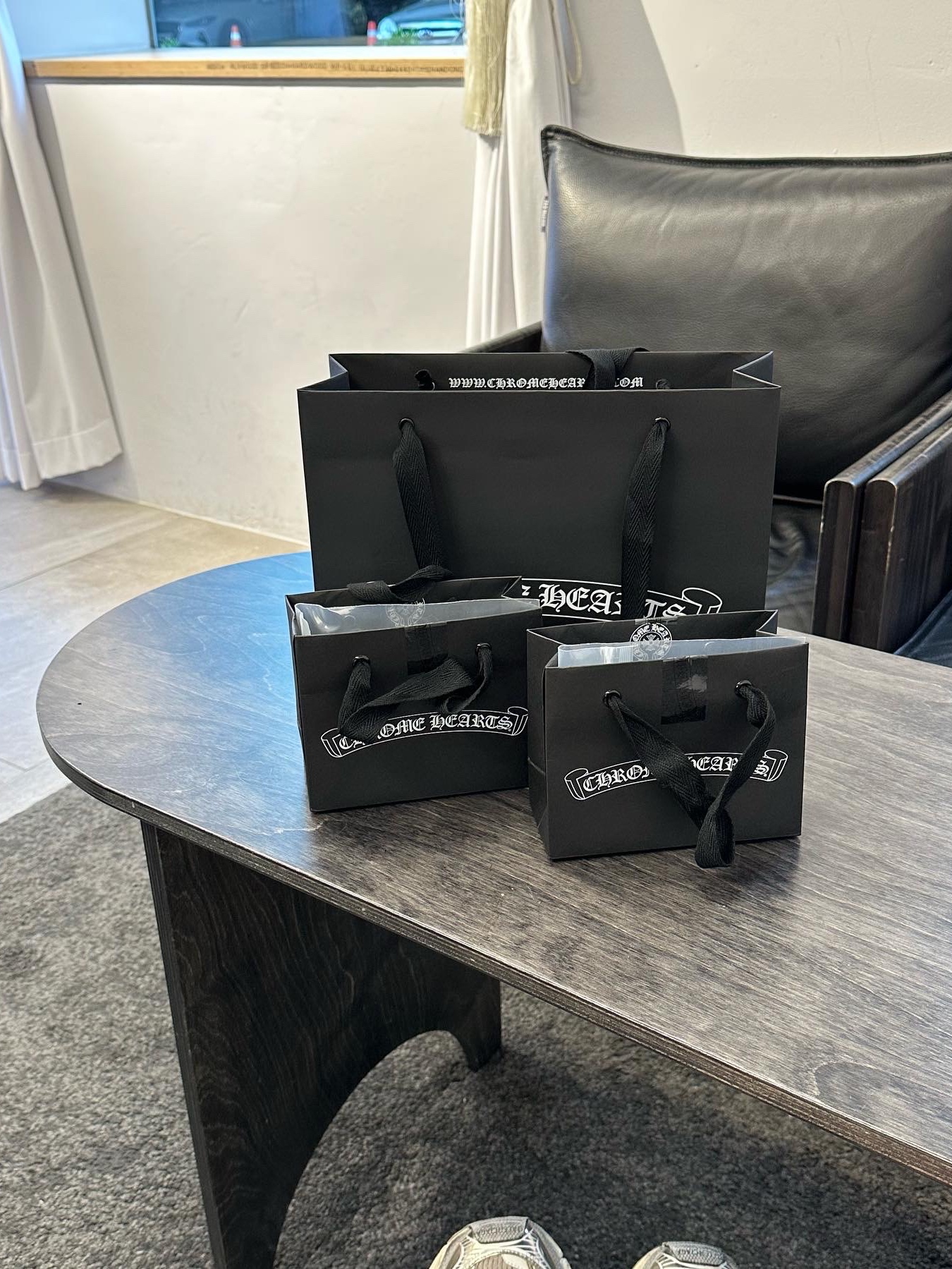 (W) Balenciaga 3XL Sneakers Light Beige, Balenciaga Arena Lambskin Aged Silver Hardware Le Cagole Mini Heart Bag Black 착용 스타일 - 4