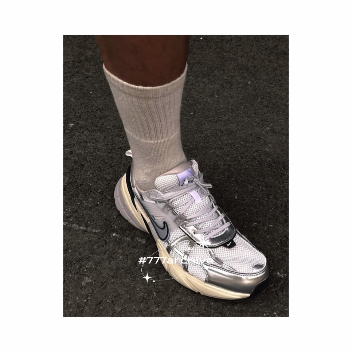 Nike V2K Run Summit White Metallic Silver 착용 스타일 - 1