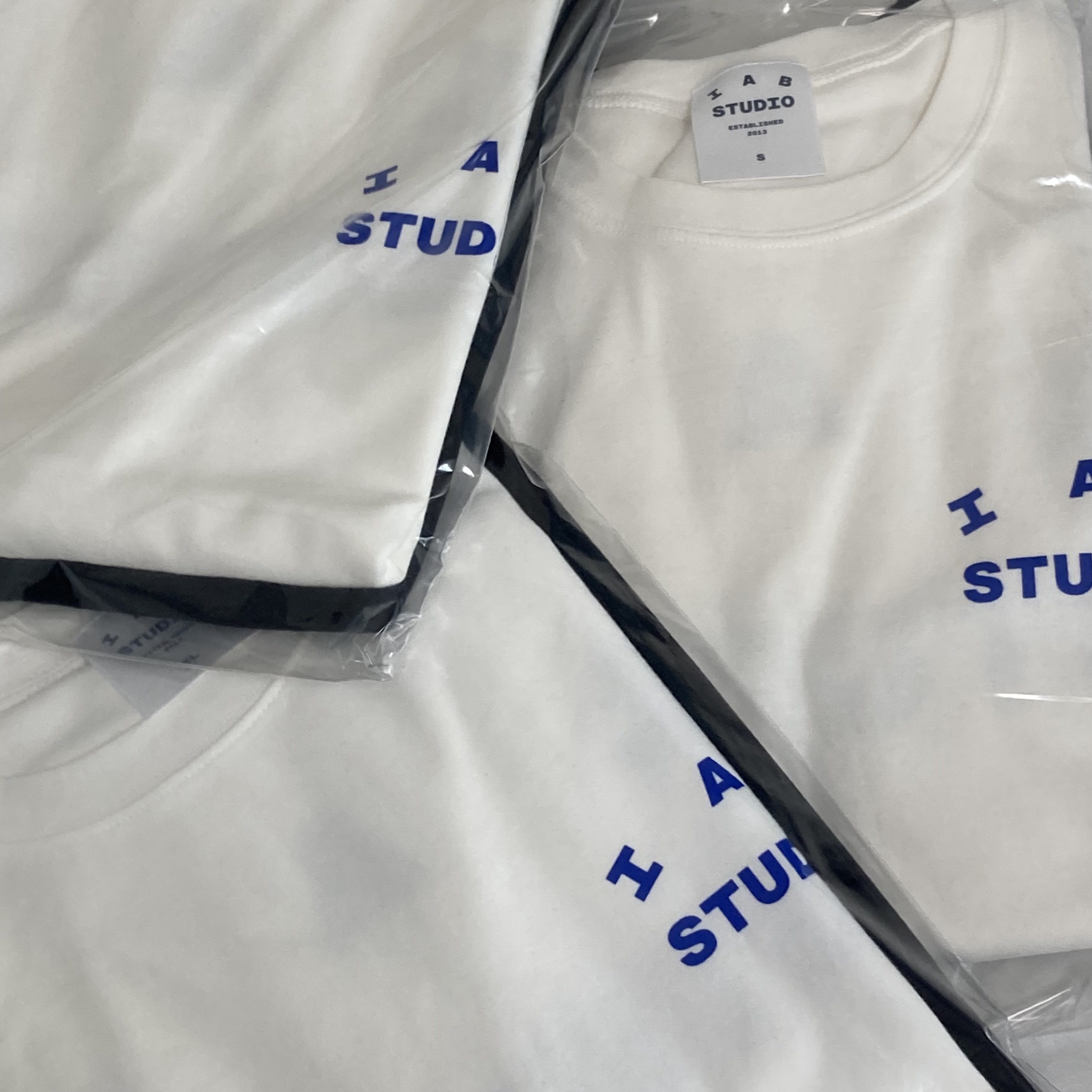 IAB Studio 10th Anniversary T-Shirts Pack White & Black (2 Pack) 착용 스타일 - 2
