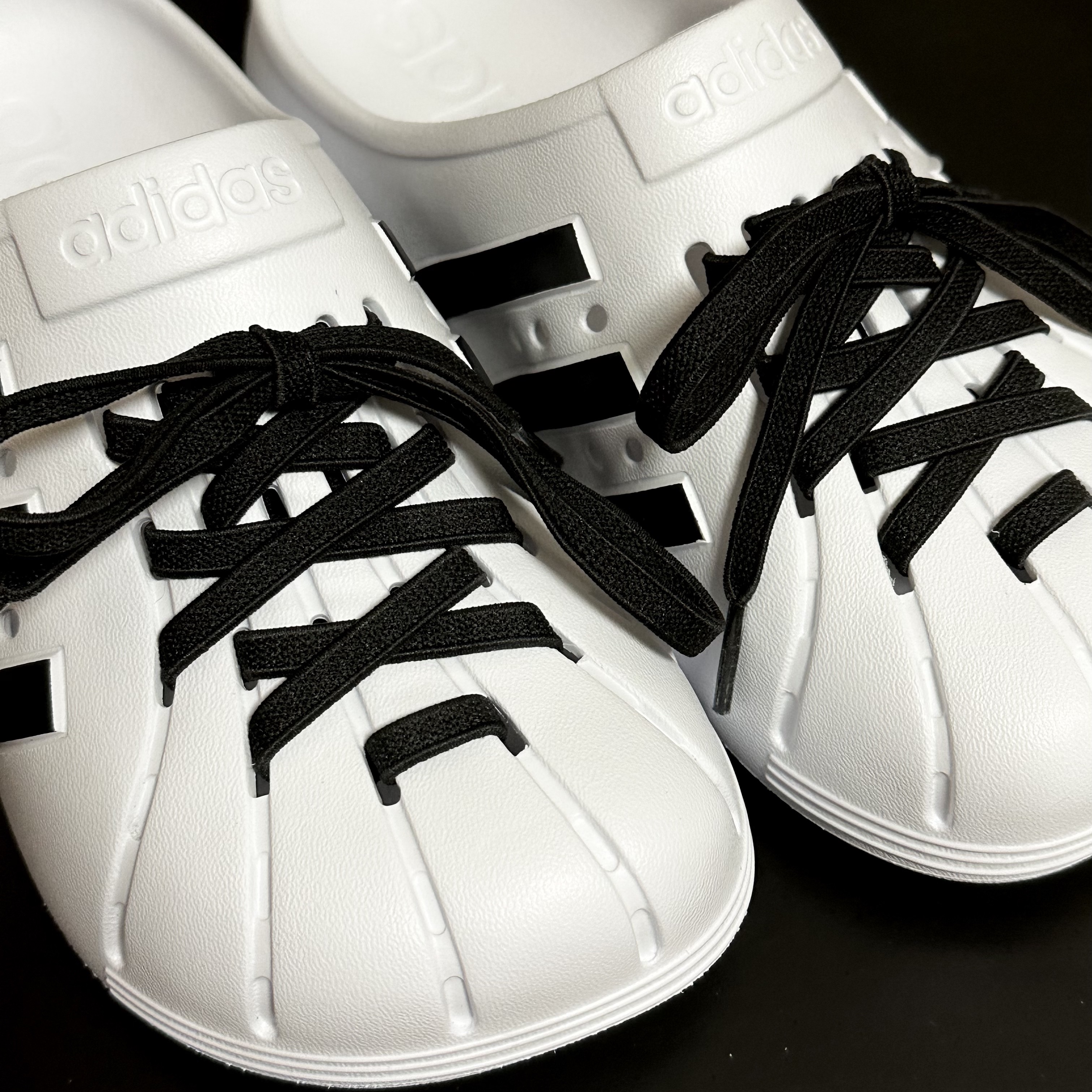 Adidas Adilette Clog White Black 착용 스타일
