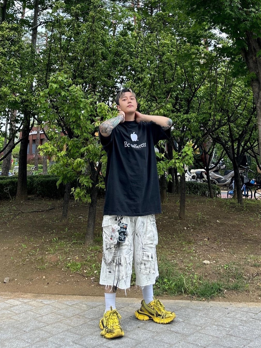 Nos Couleurs Distressed Cargo Shorts Black 착용 스타일 - 1