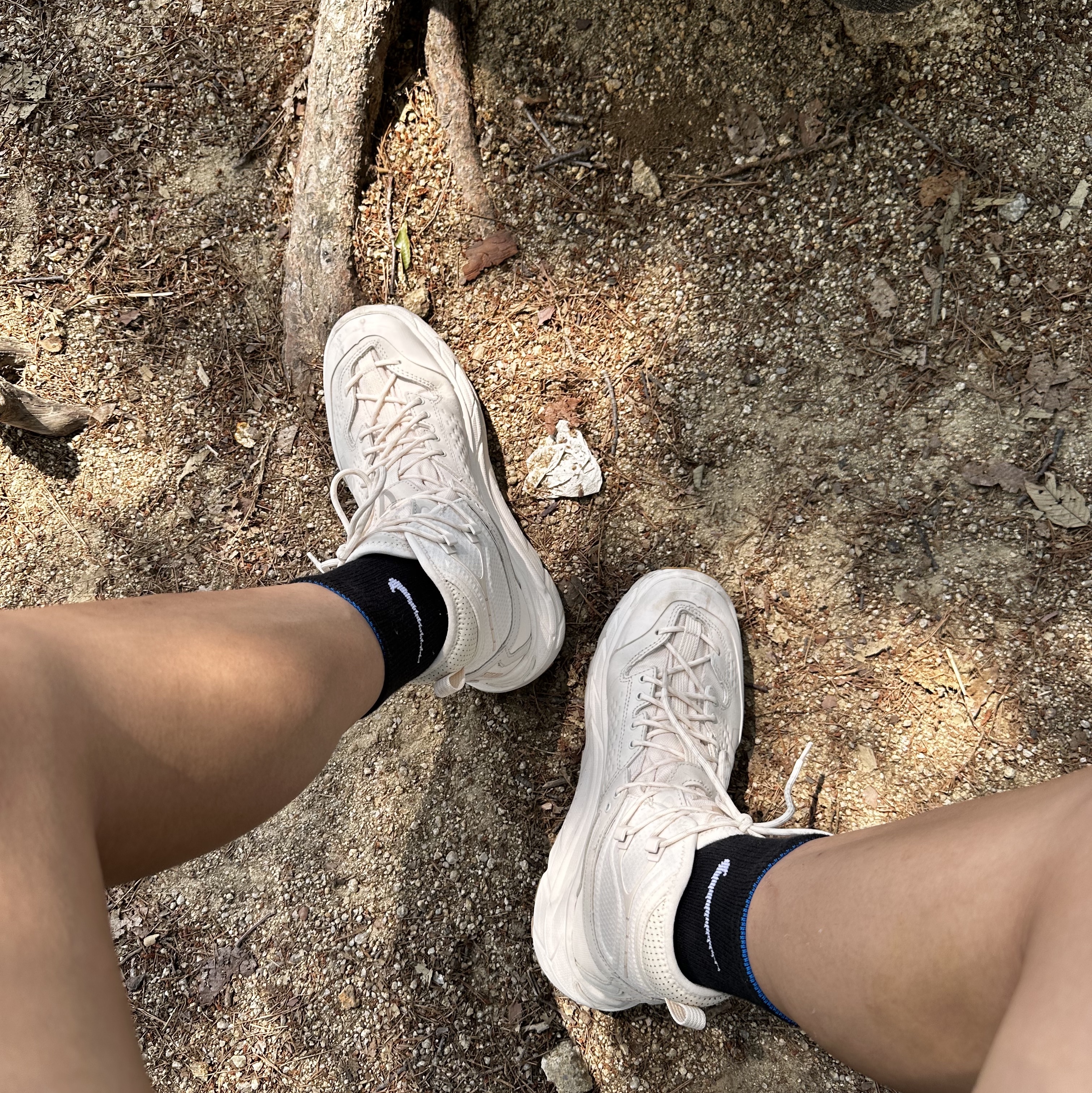 Hoka Tor Ultra High Eggnog 착용 스타일