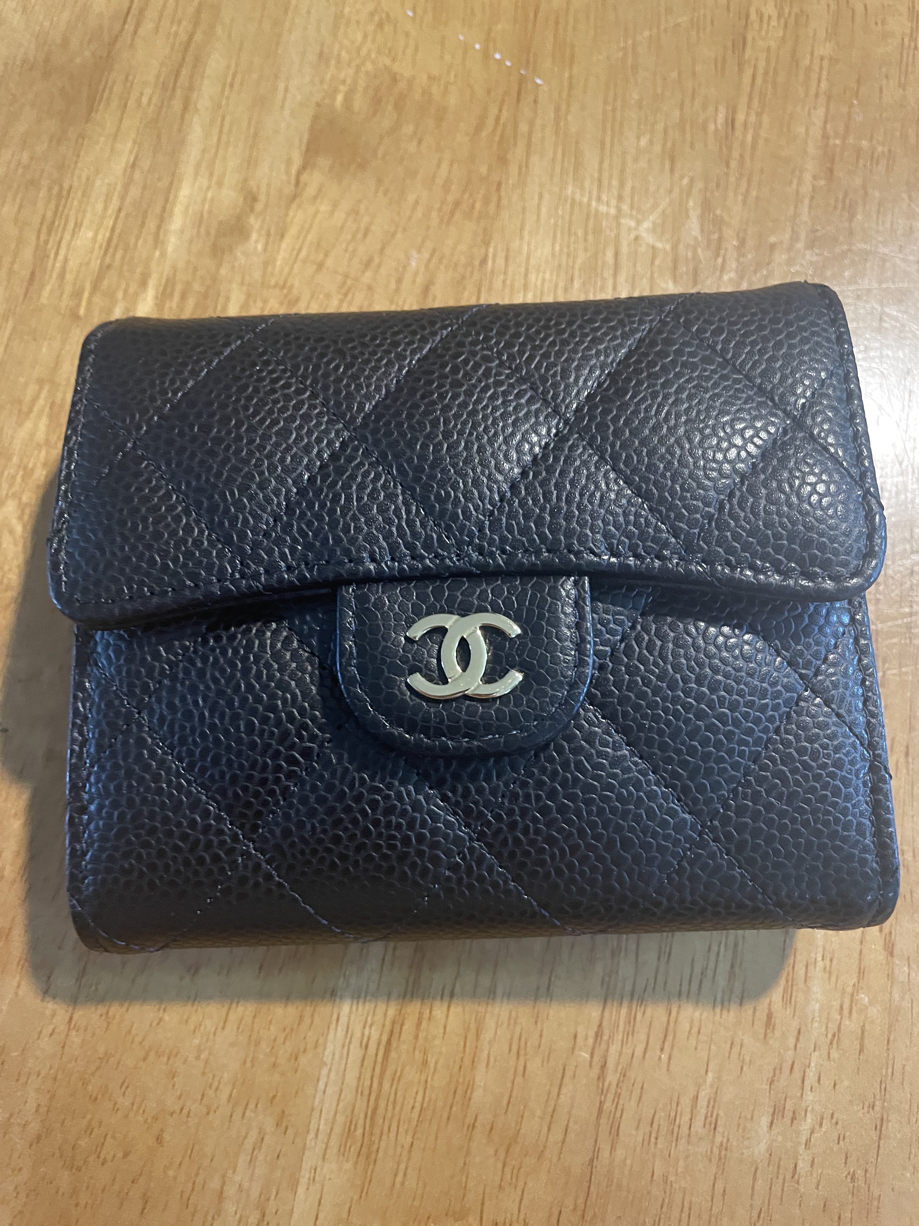 Chanel Small Classic Flap Wallet Grained Calfskin & Gold Black 착용 스타일