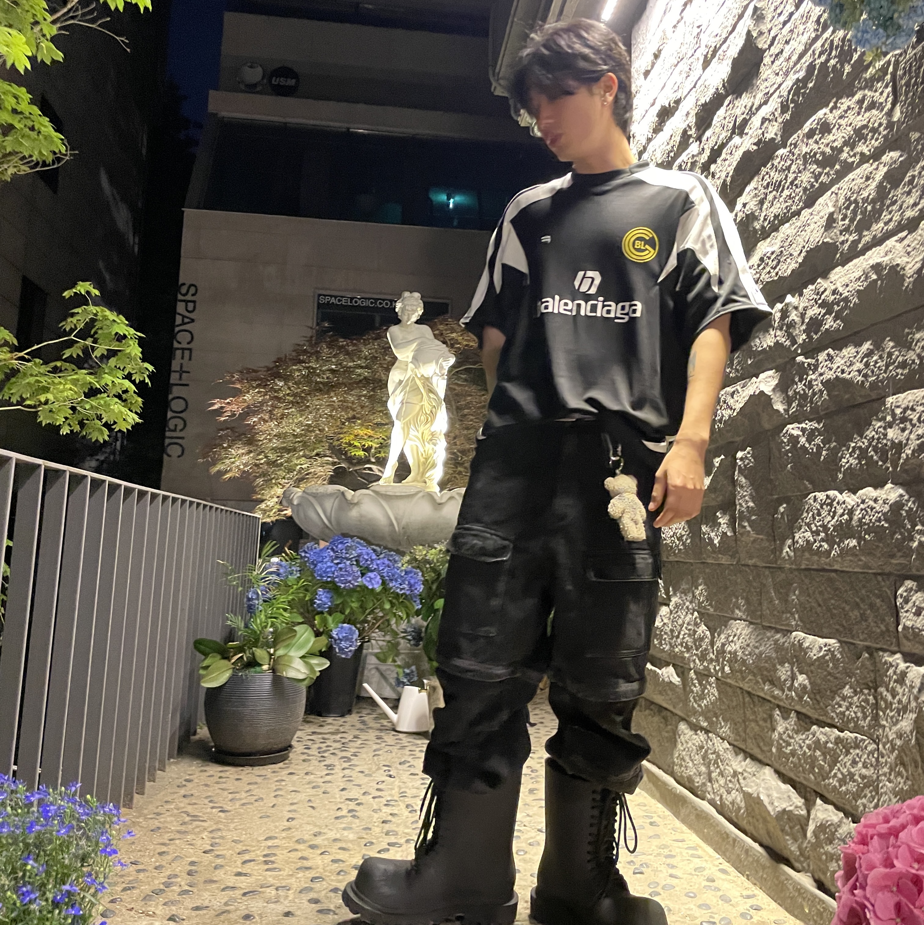 Balenciaga XL Army Boots Full Eva Black 착용 스타일 - 1