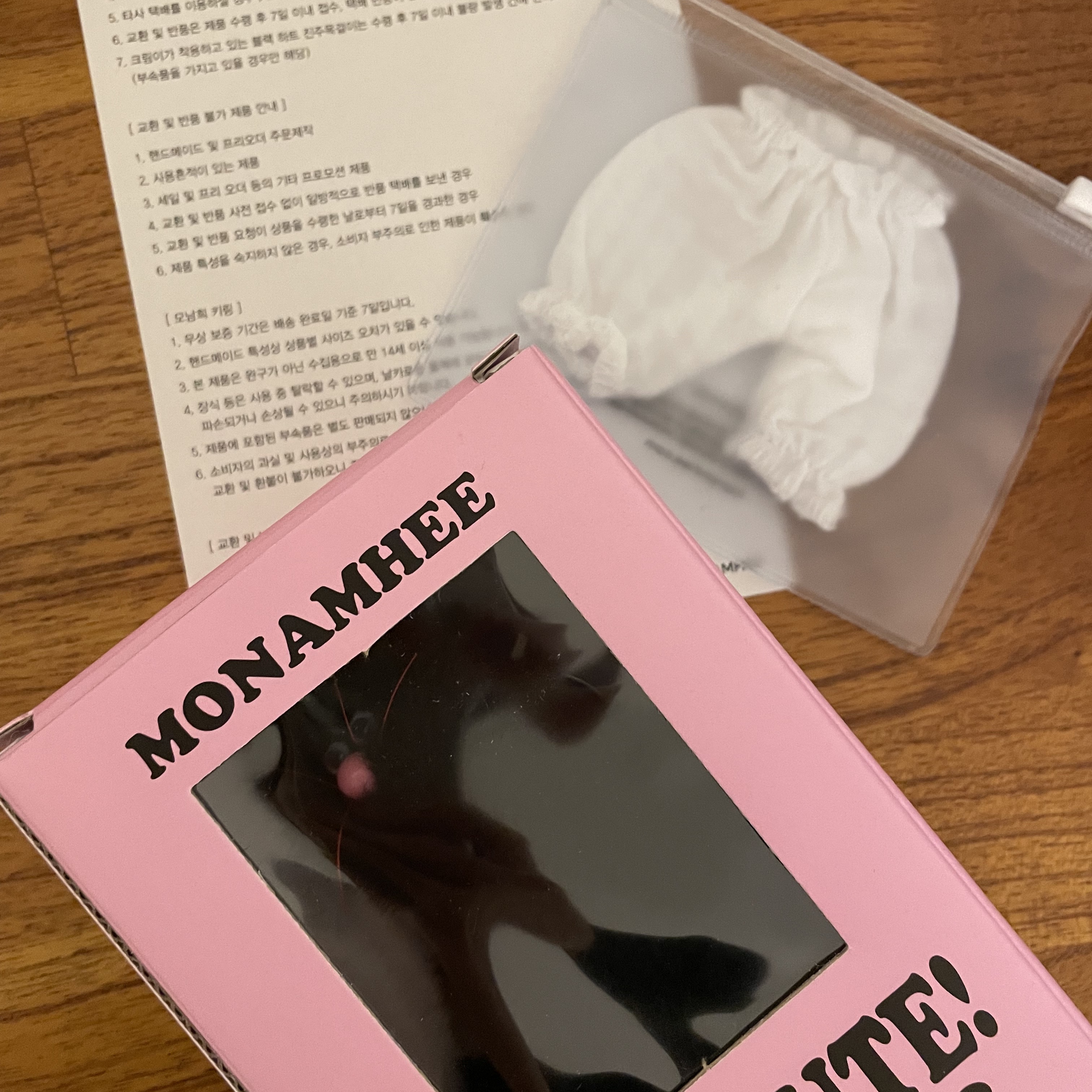[KREAM 단독] Monamhee Beulpingi Keyring with White Pants Black 착용 스타일