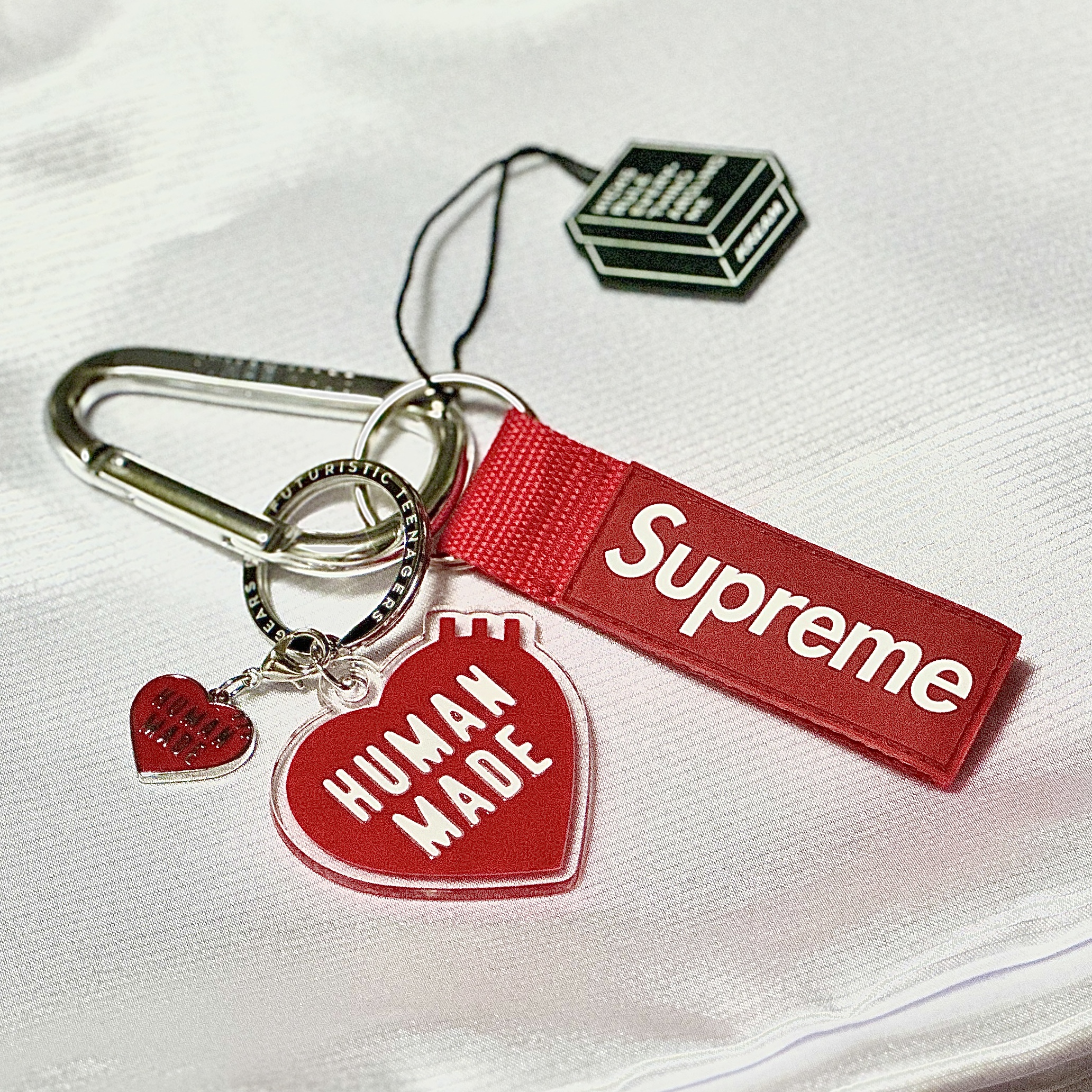 Supreme Webbing Keychain Red - 23SS, Human Made Heart Keyring Red 착용 스타일