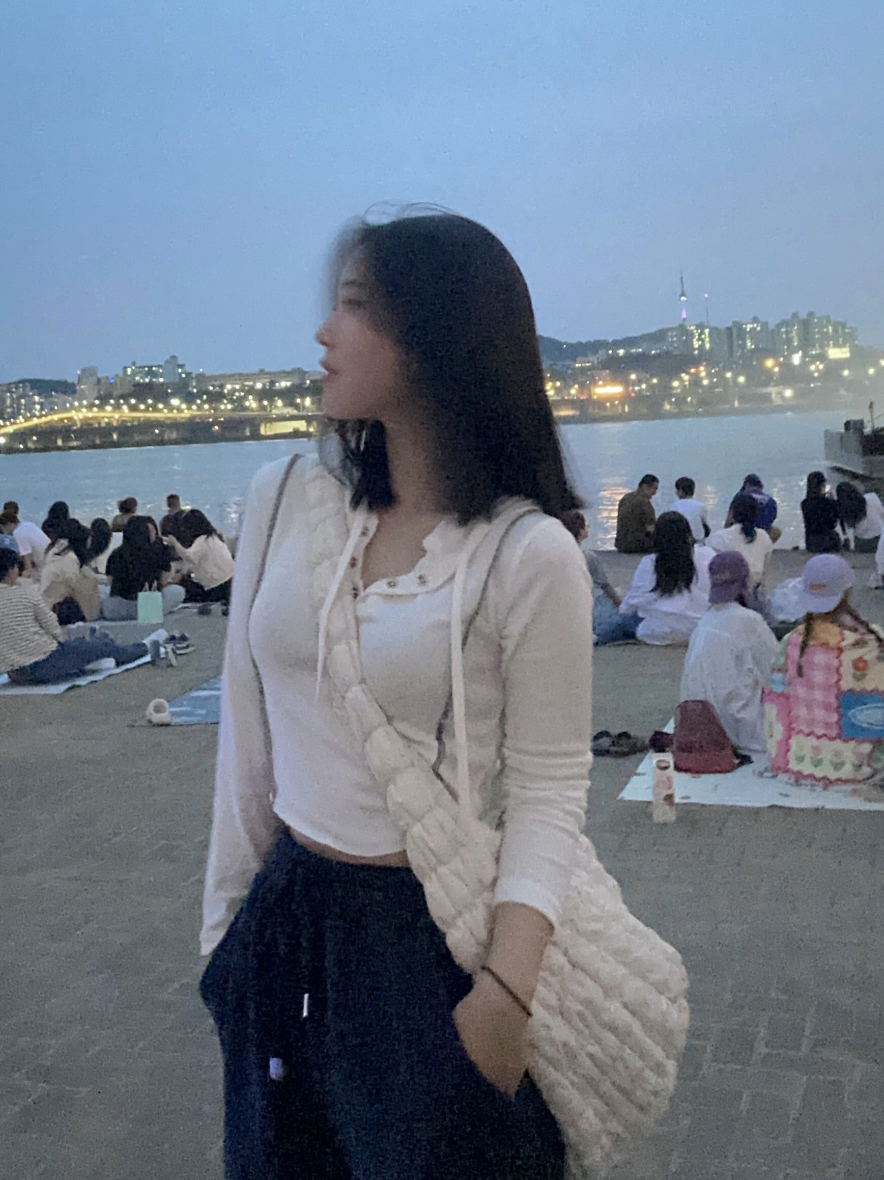 COS Quilted Oversized Shoulder Bag Off White Light Beige 착용 스타일 - 1