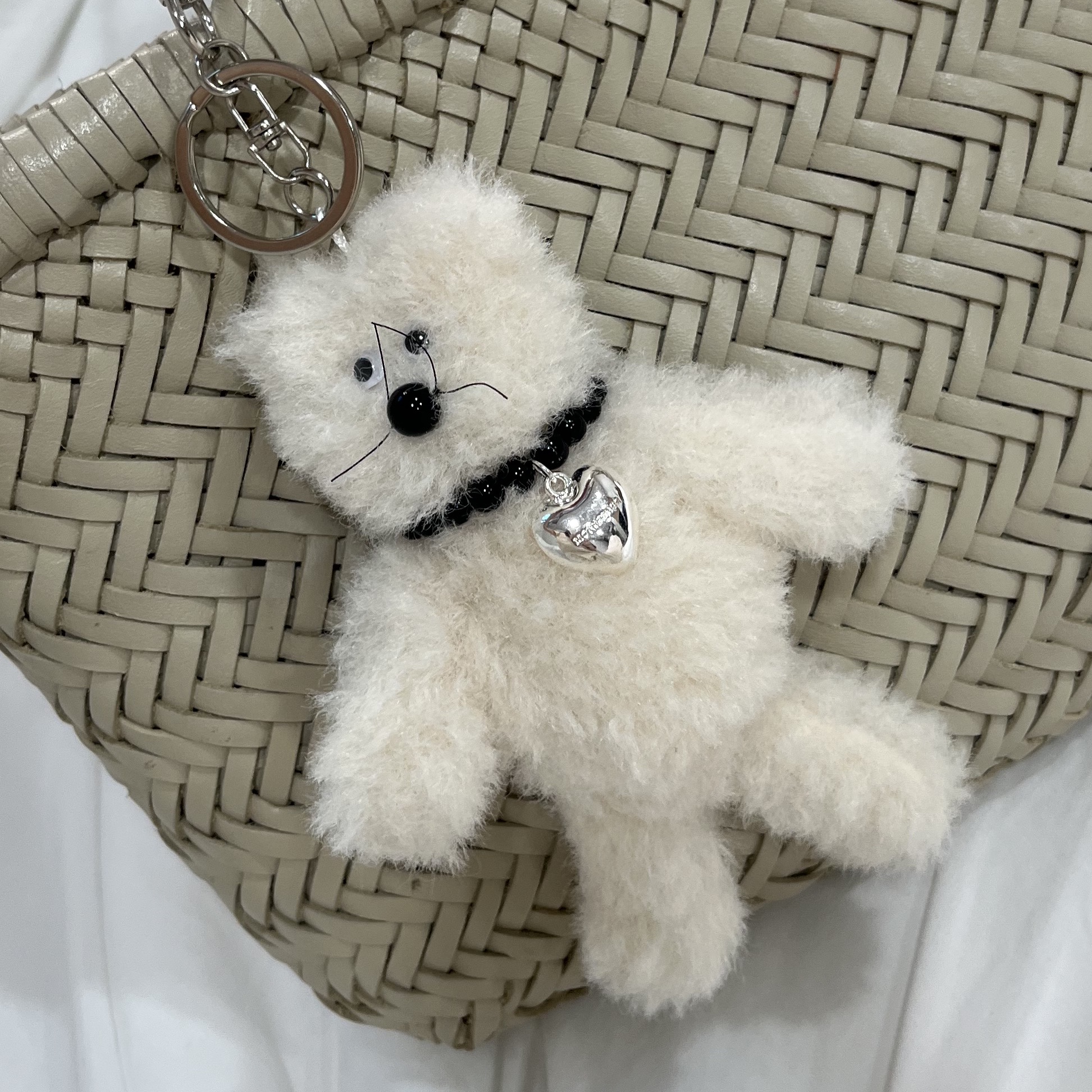 [KREAM 단독] Monamhee Creami Keyring Cream, Monamhee Beulpingi Keyring with White Pants Black 착용 스타일 - 3