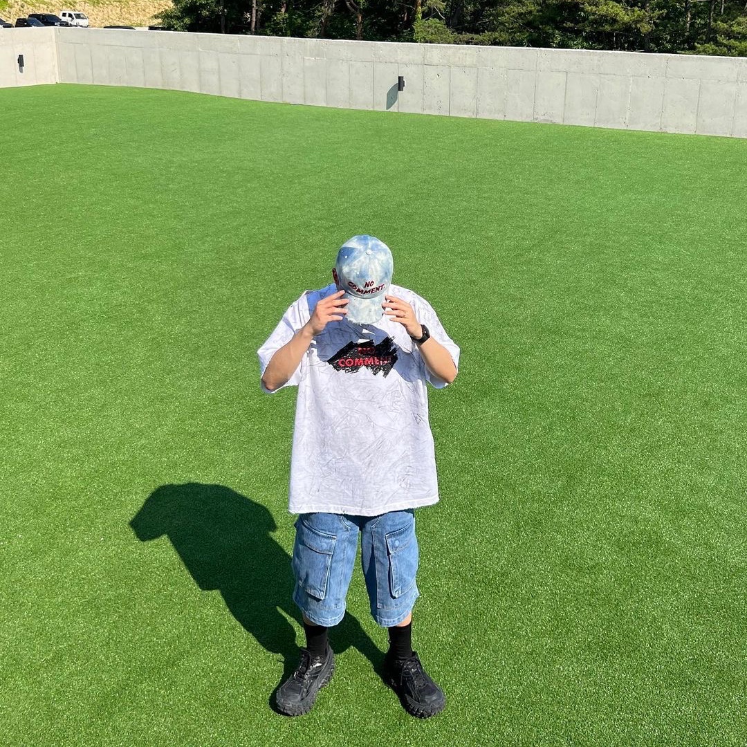 Nos Couleurs No Comment Cap Denim, Nos Couleurs No Comment T-Shirt White 착용 스타일