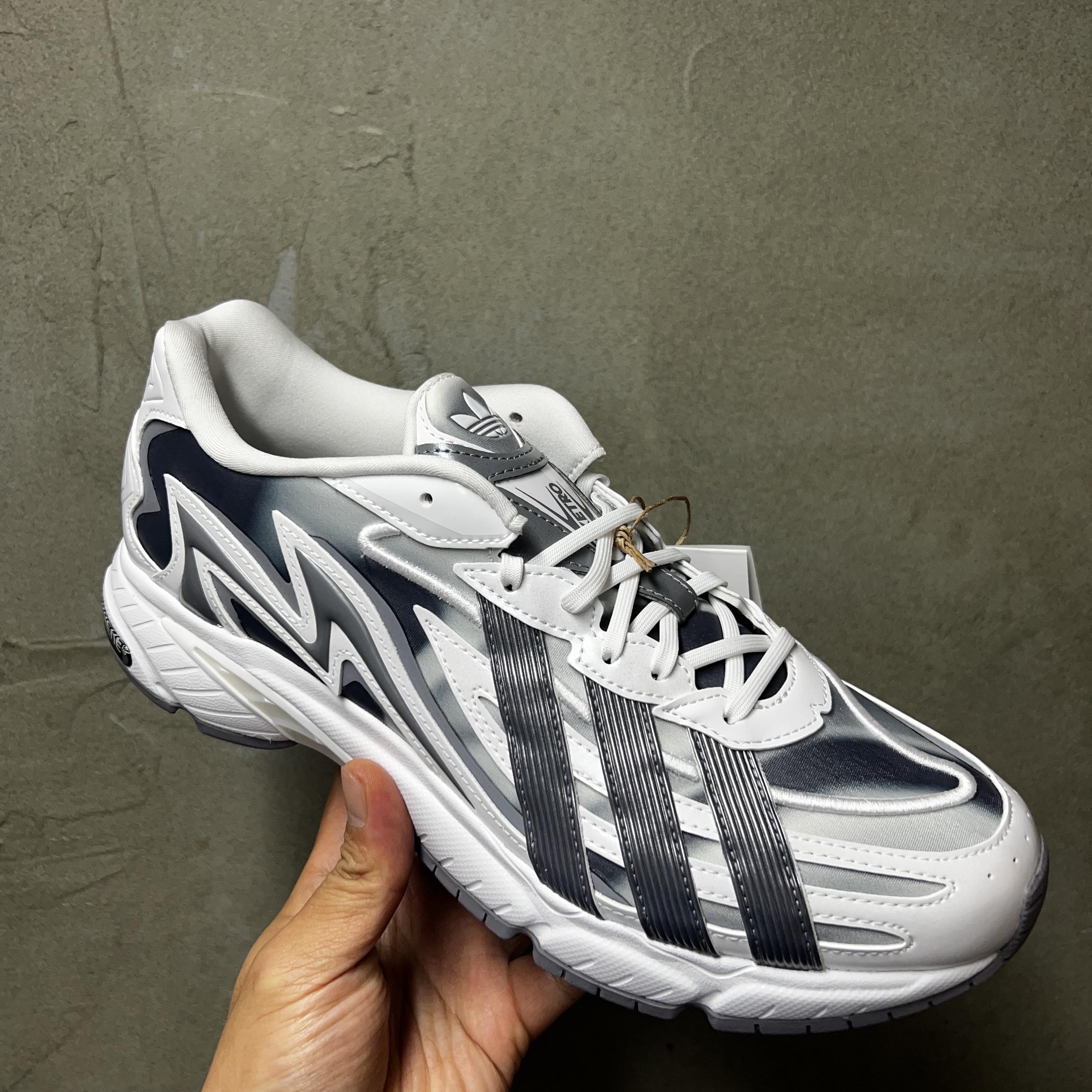 Adidas Orketro 2.0 Cloud White Grey 착용 스타일