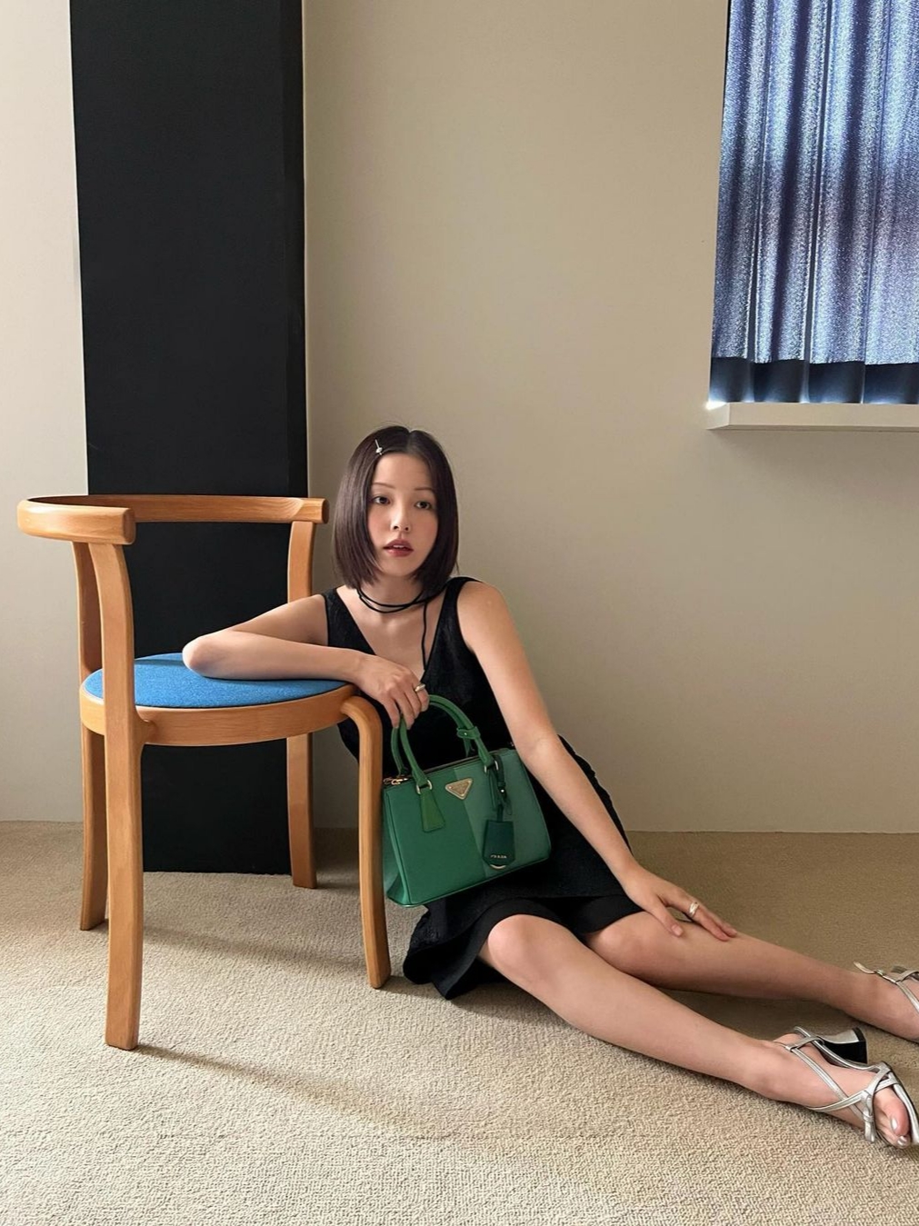 Prada Small Prada Galleria Saffiano Special Edition Bag Aquamarine Jade Green 착용 스타일