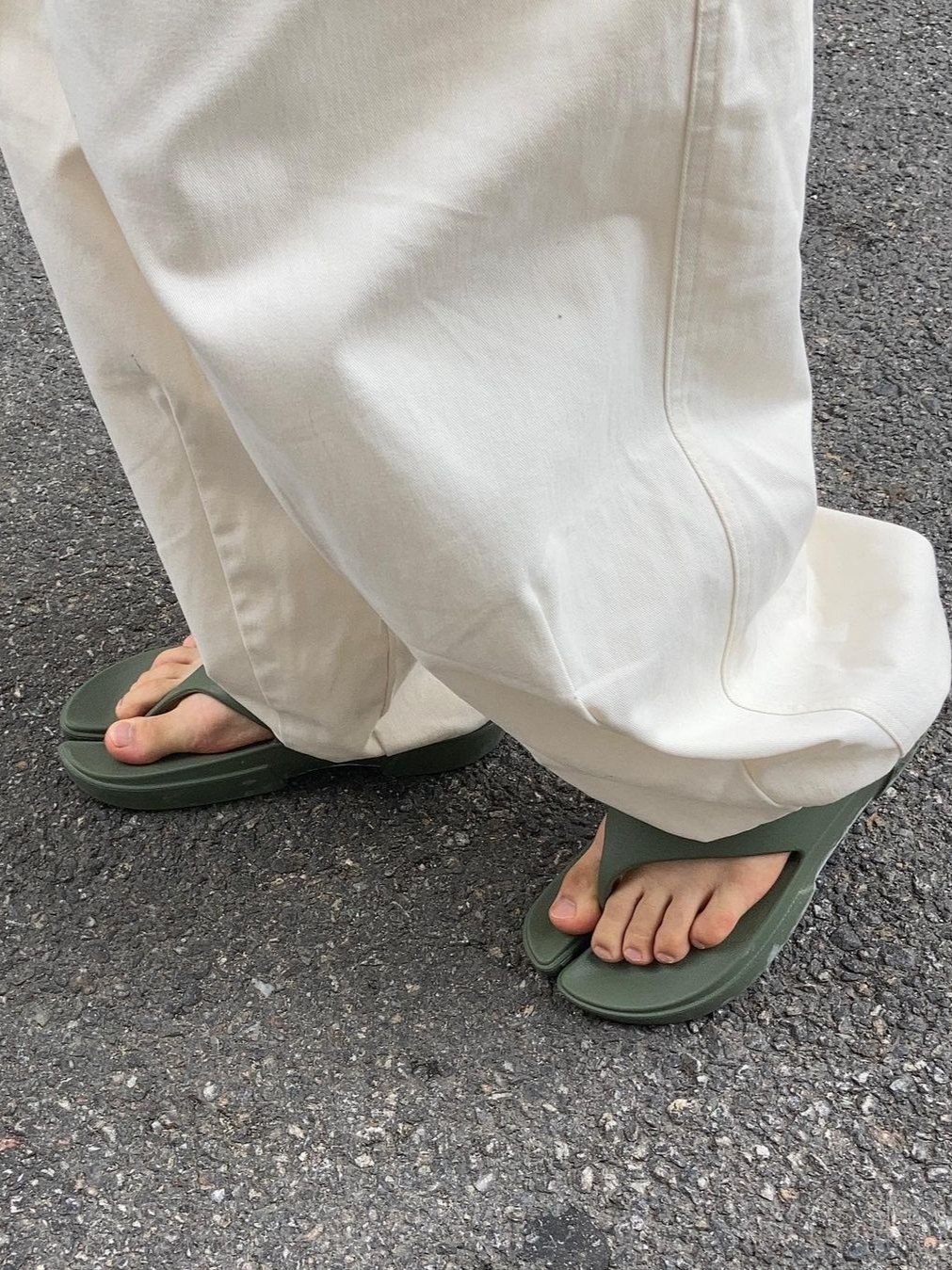 PAES Flipflop 01 Olive 착용 스타일 - 2