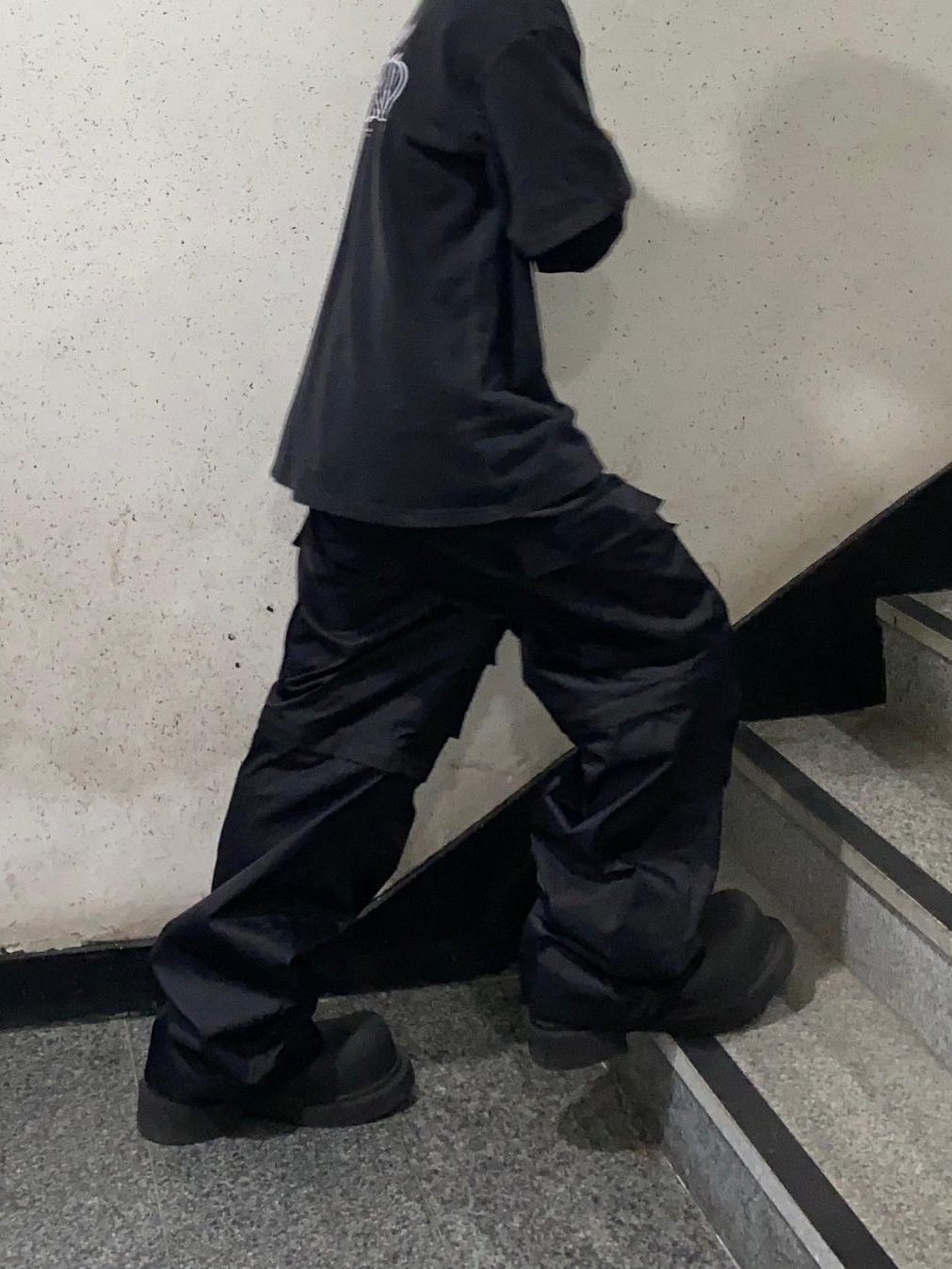 [KREAM 단독] OMO Detachable Nylon Cargo Pants Black 착용 스타일 - 1