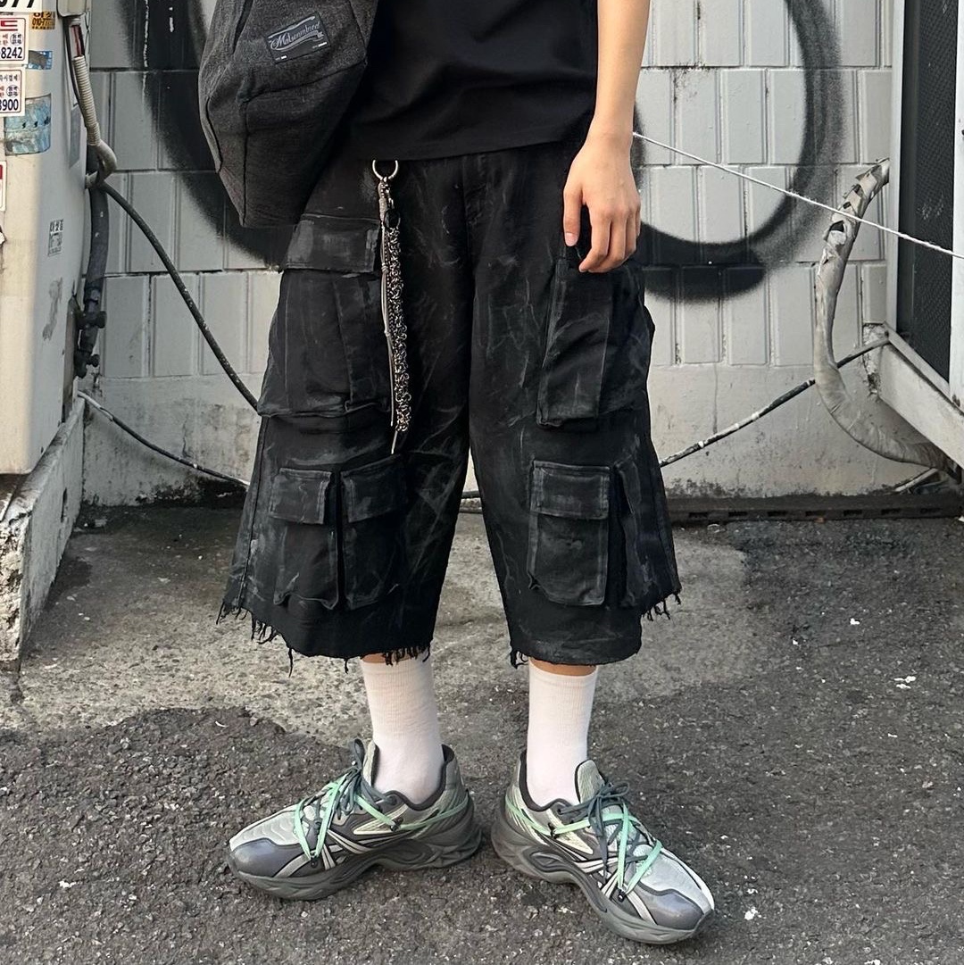 Nos Couleurs Distressed Cargo Shorts Black 착용 스타일