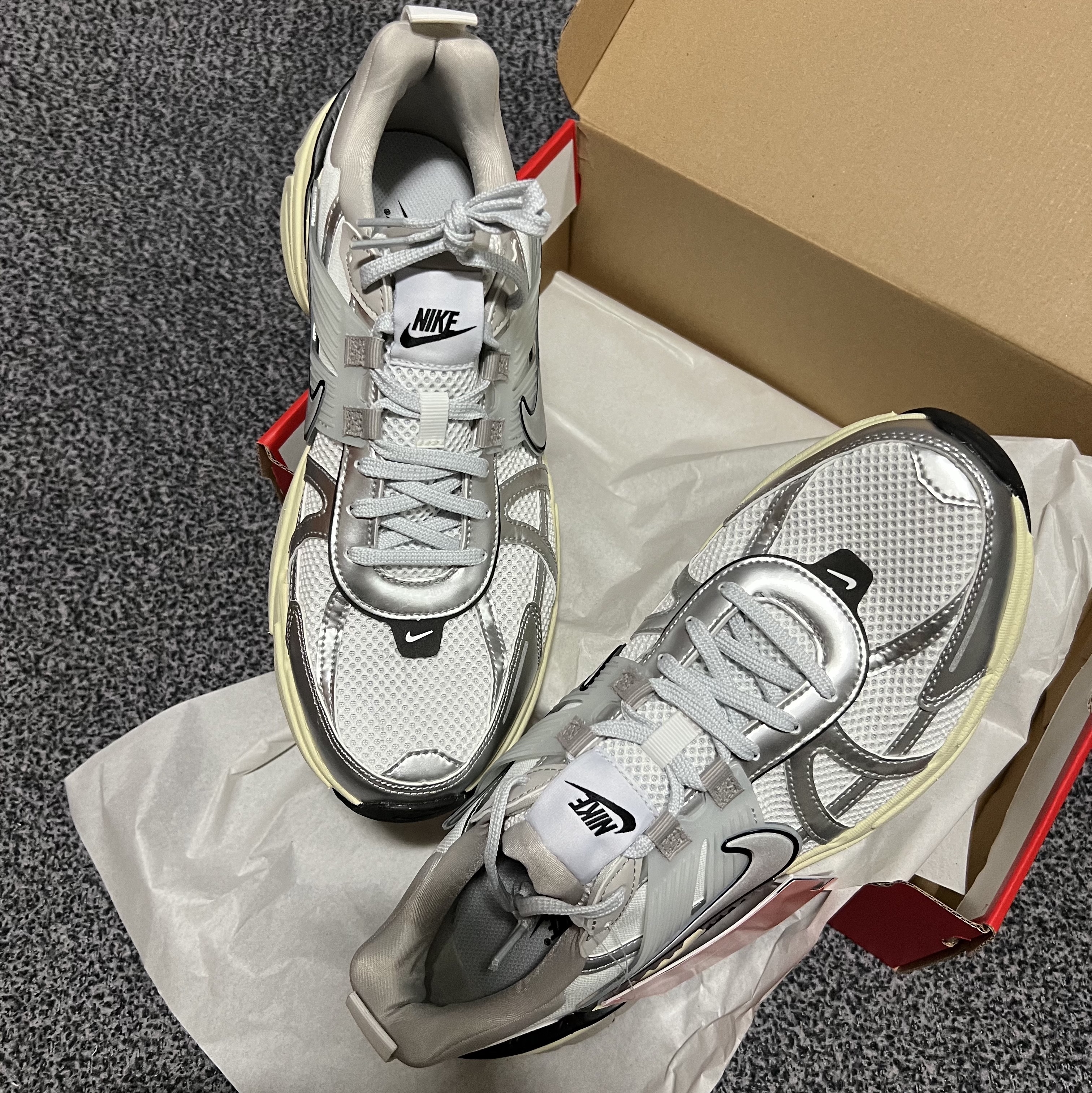 Nike V2K Run Summit White Metallic Silver 착용 스타일