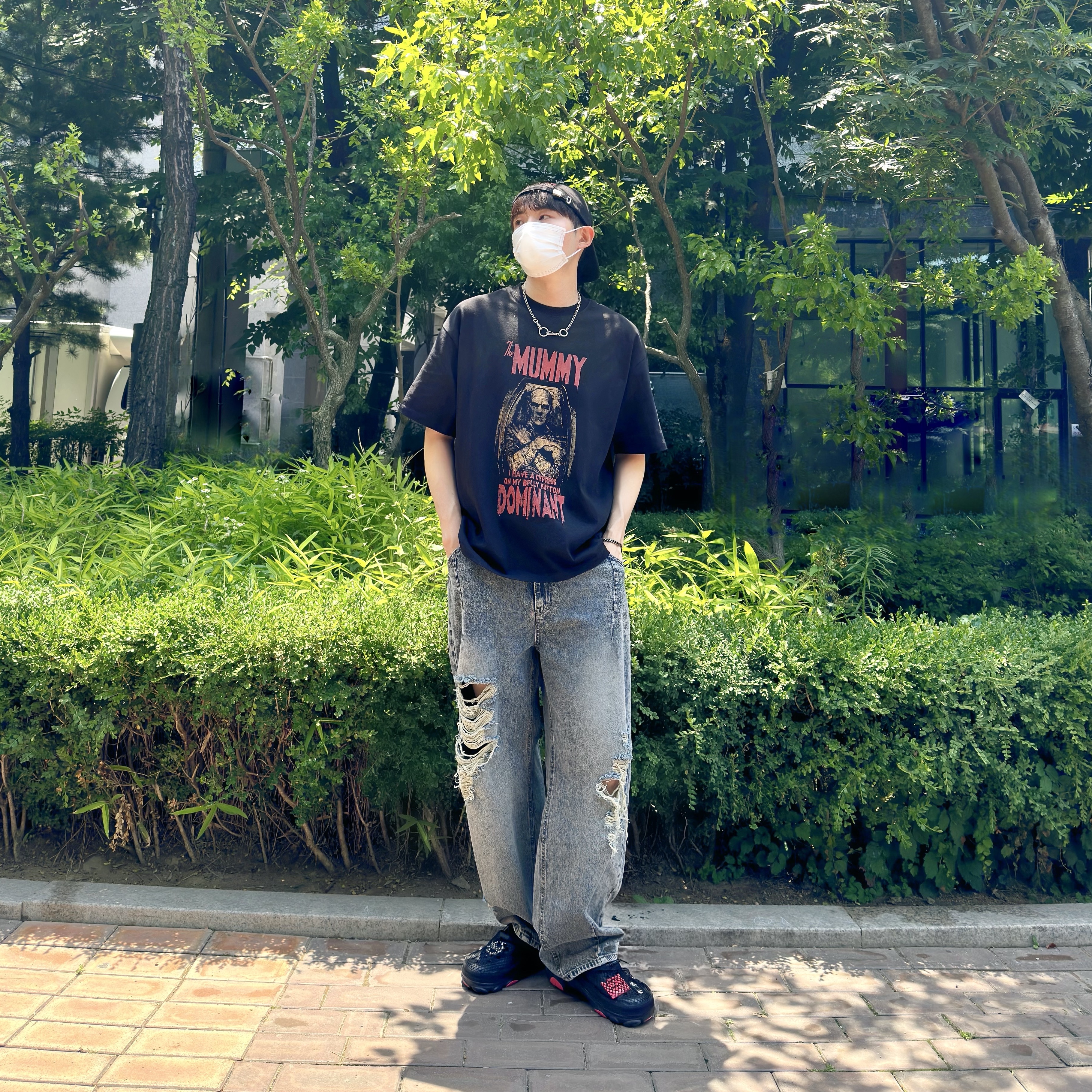 Darkr8m Studio Upside Down Red Logo Cap, Crocs x Staple Classic All Terrain Clog Black 착용 스타일 - 1