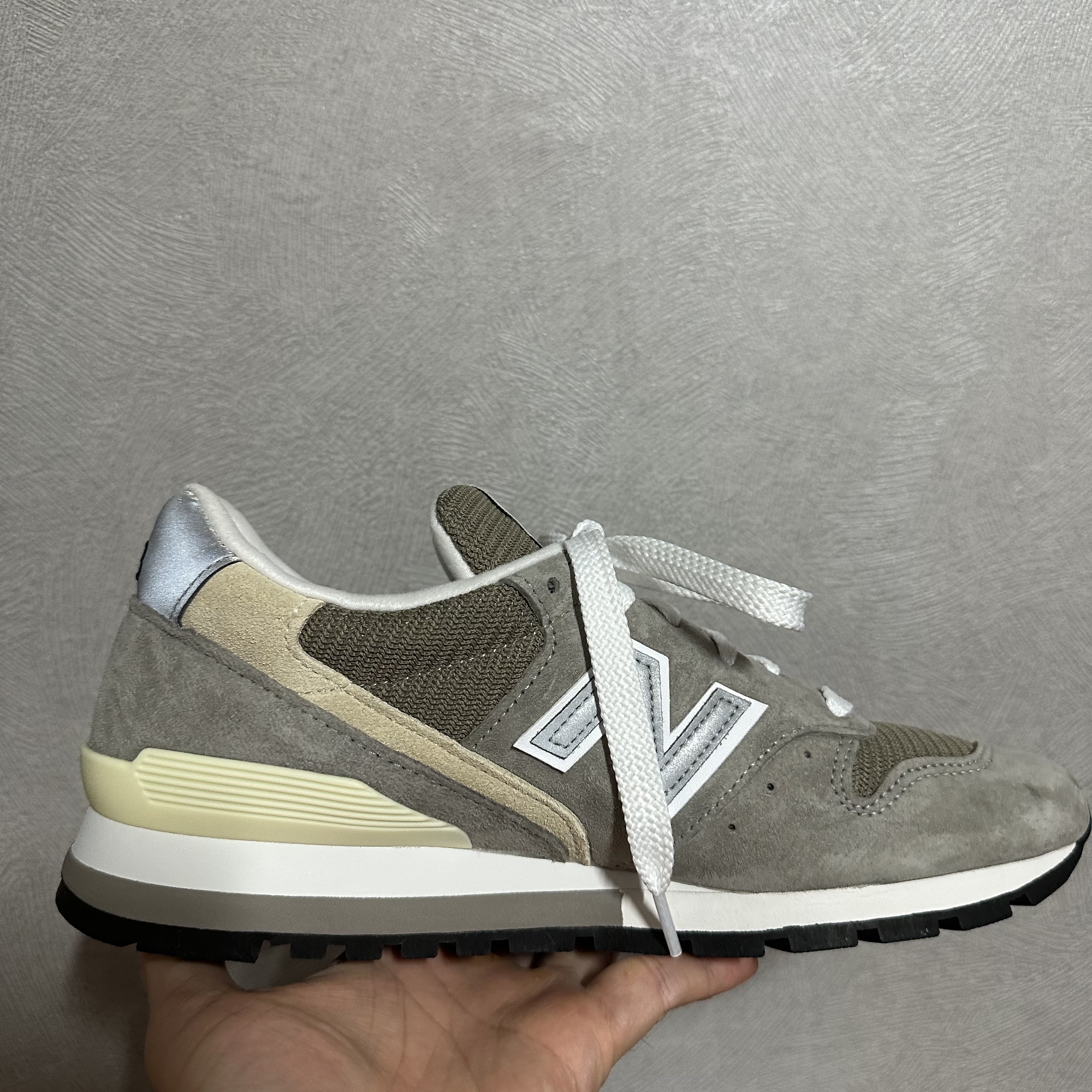 New Balance Made in USA 996 Grey 착용 스타일 - 2