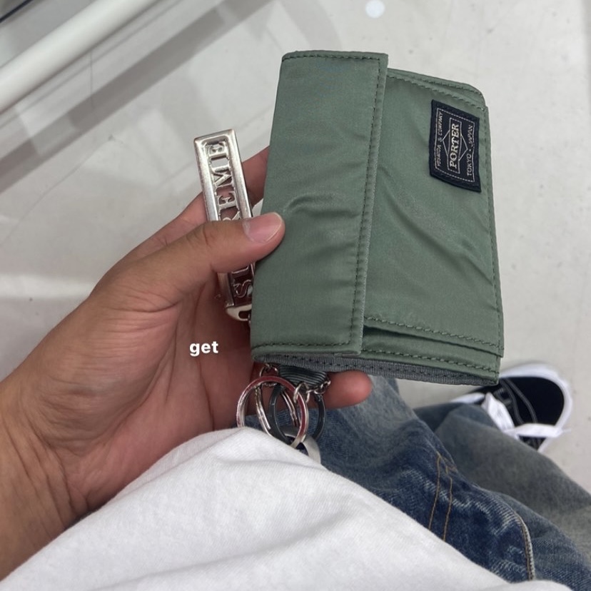 Porter Tanker Wallet Sage Green 착용 스타일