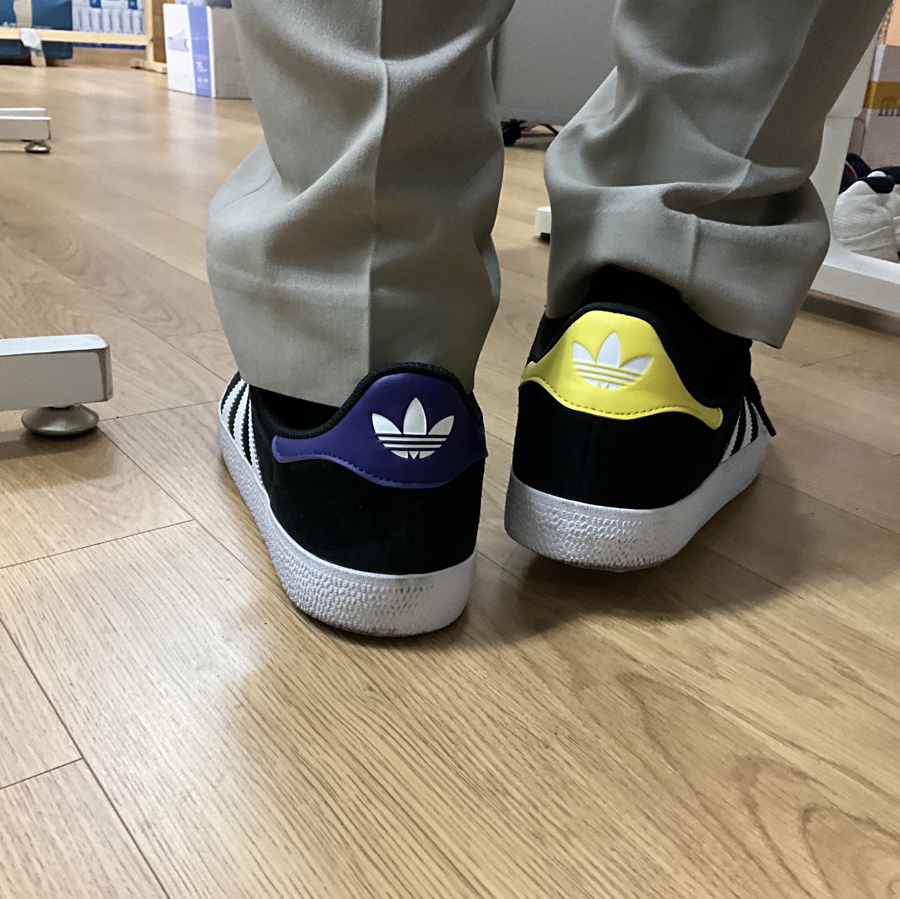 Adidas Gazelle ADV Core Black White 착용 스타일