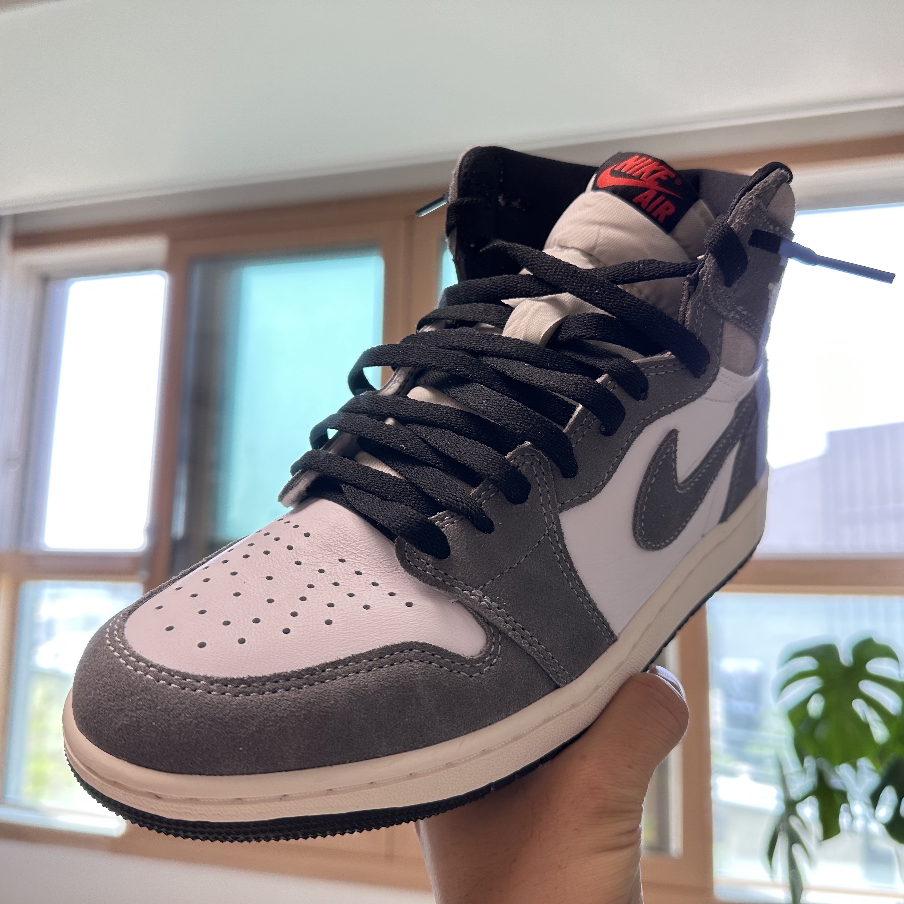 Jordan 1 Retro High OG Black and Smoke Grey 착용 스타일 - 1