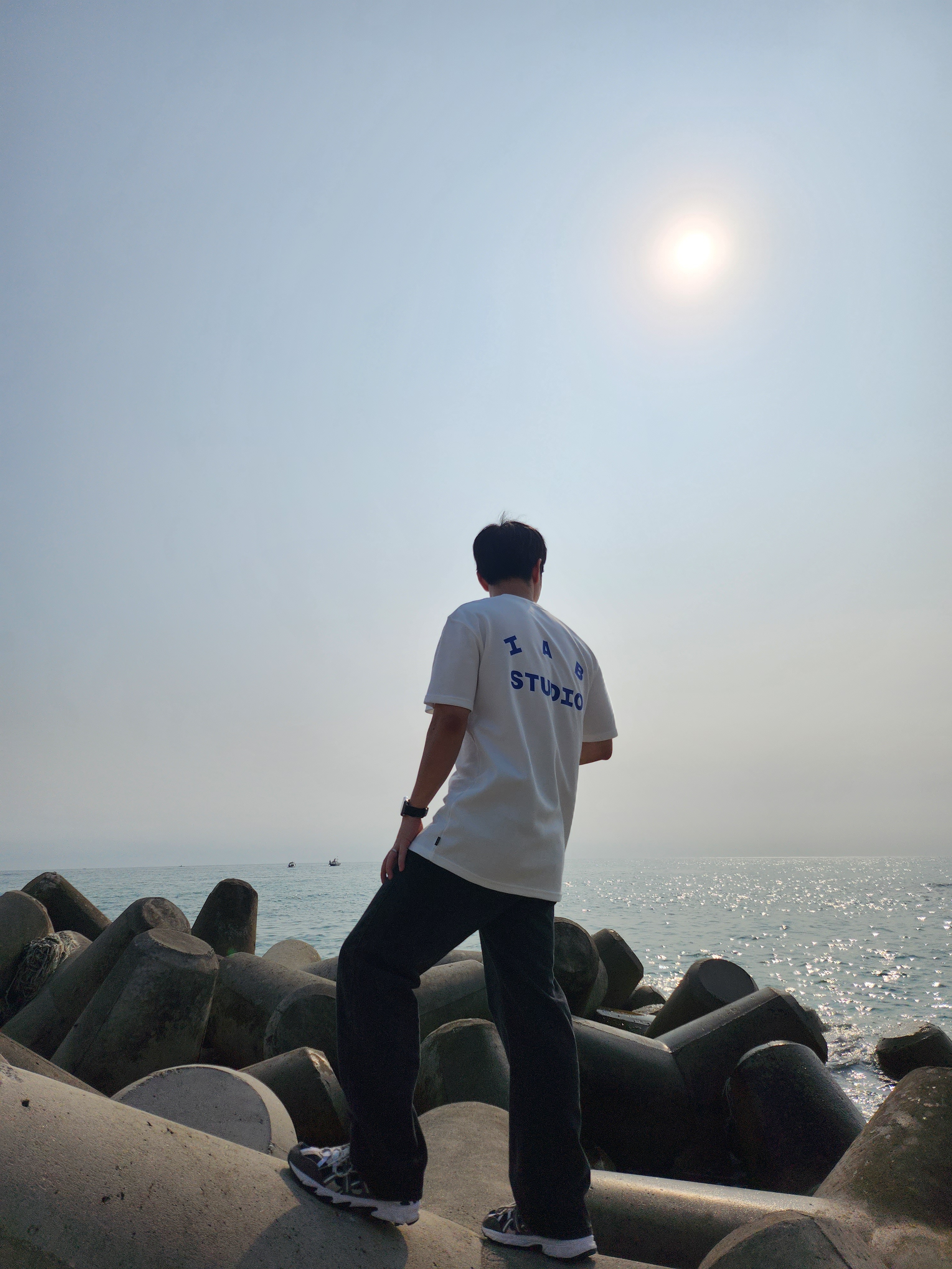 IAB Studio 10th Anniversary T-Shirt White, IAB Studio 10th Anniversary T-Shirts Pack White & Black (2 Pack) 착용 스타일 - 2