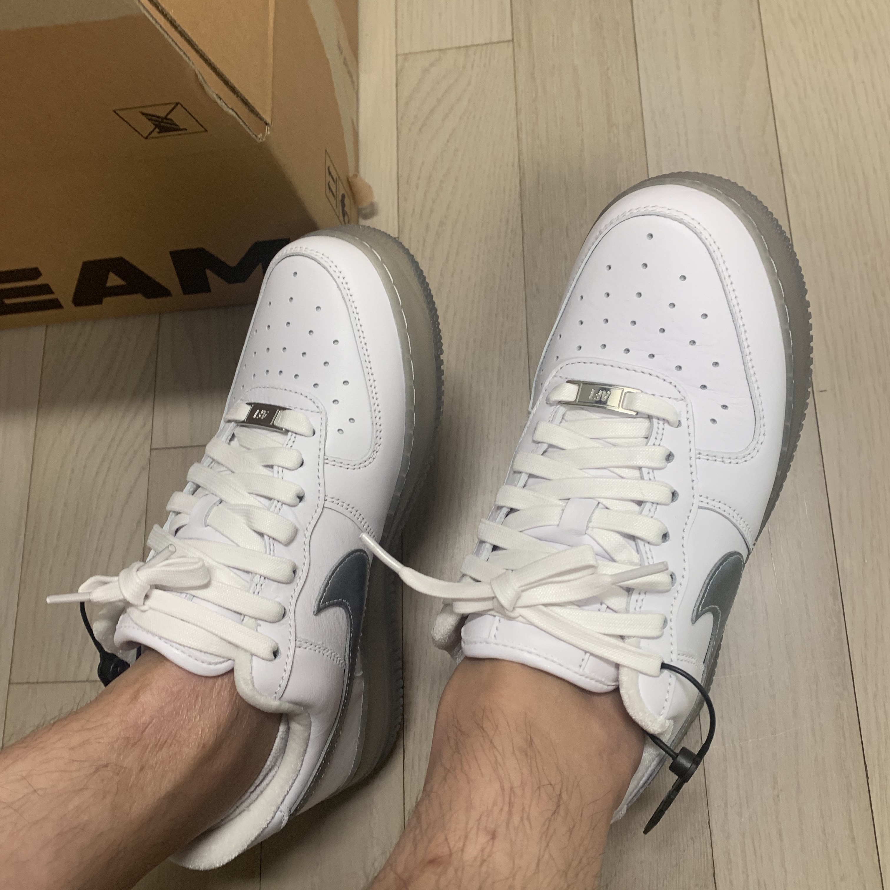 Nike Air Force 1 '07 PRM Metallic Silver 착용 스타일 - 3