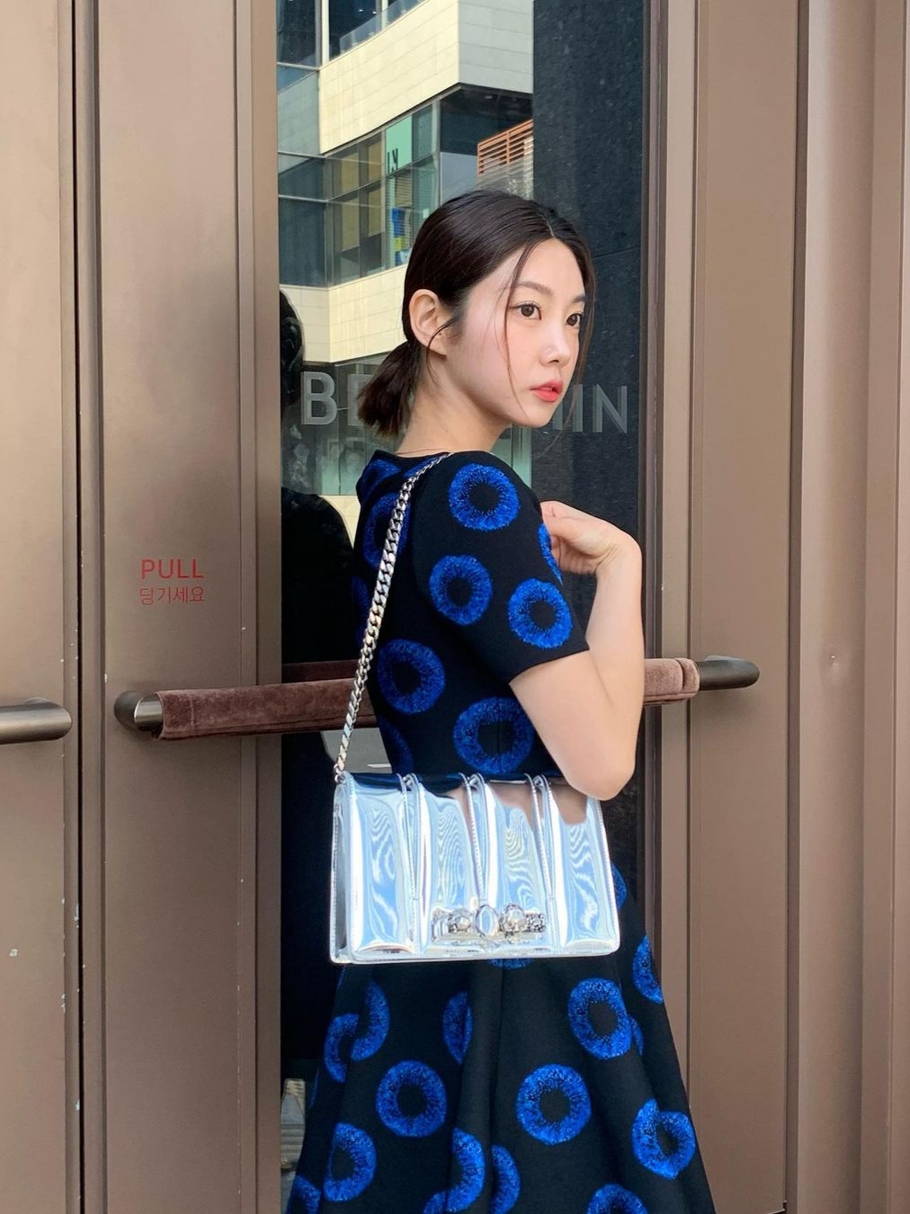 Alexander McQueen Slash Bag Silver 착용 스타일