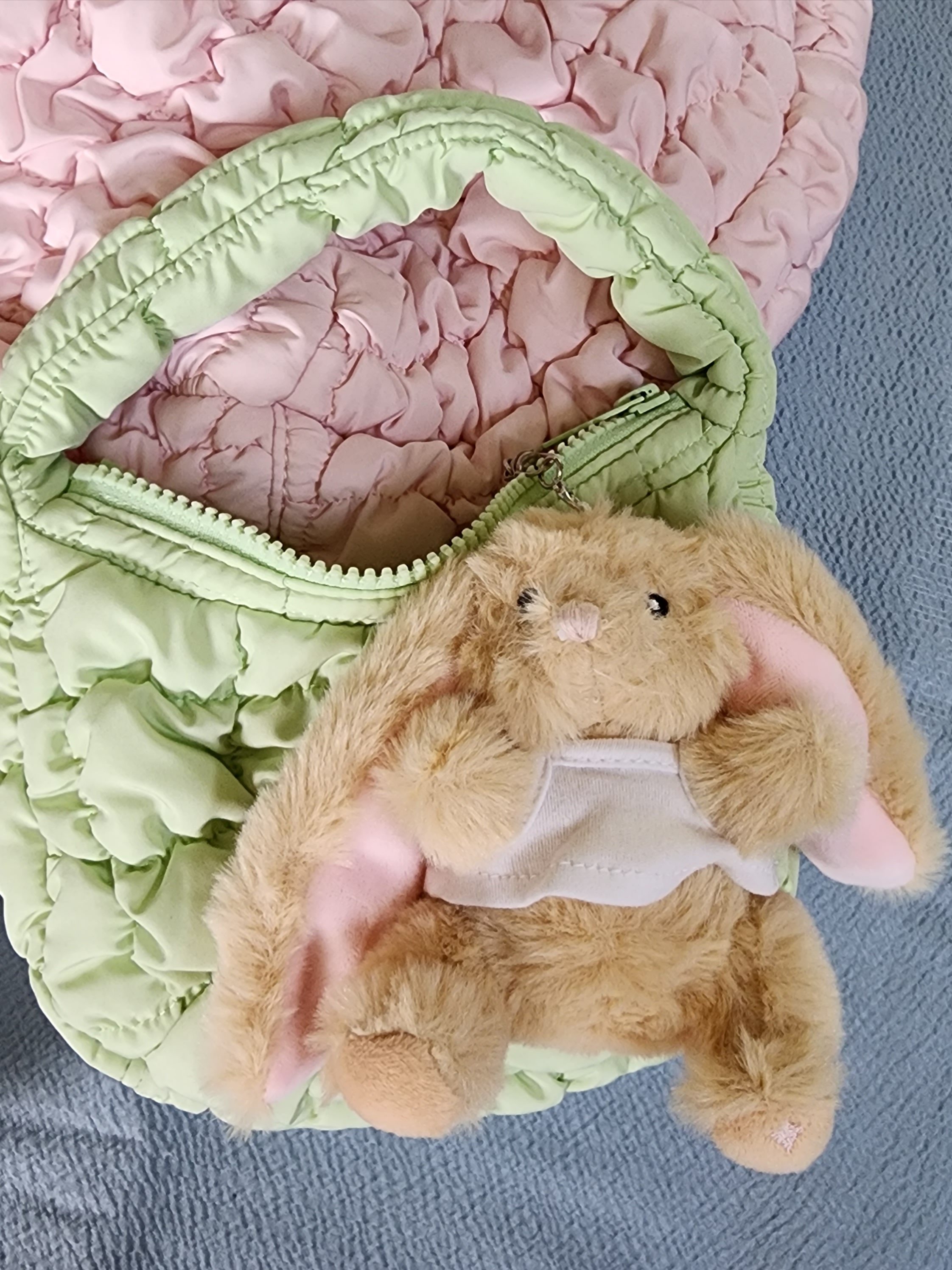 Glowny I'm Lony Keyring, COS Quilted Micro Bag Green 착용 스타일 - 2