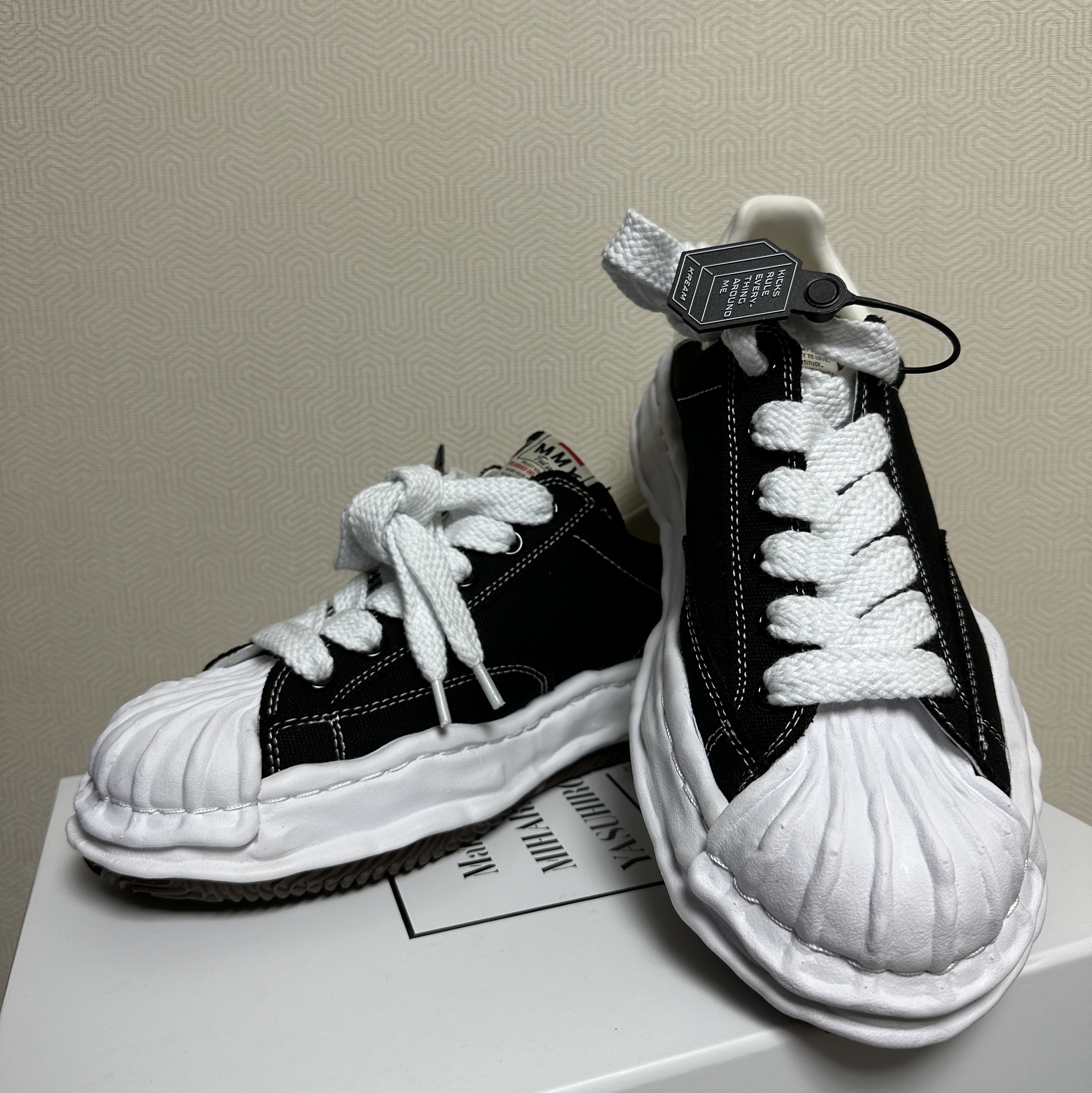 Maison Mihara Yasuhiro Blakey OG Sole Canvas Low-top Sneakers Black White 착용 스타일