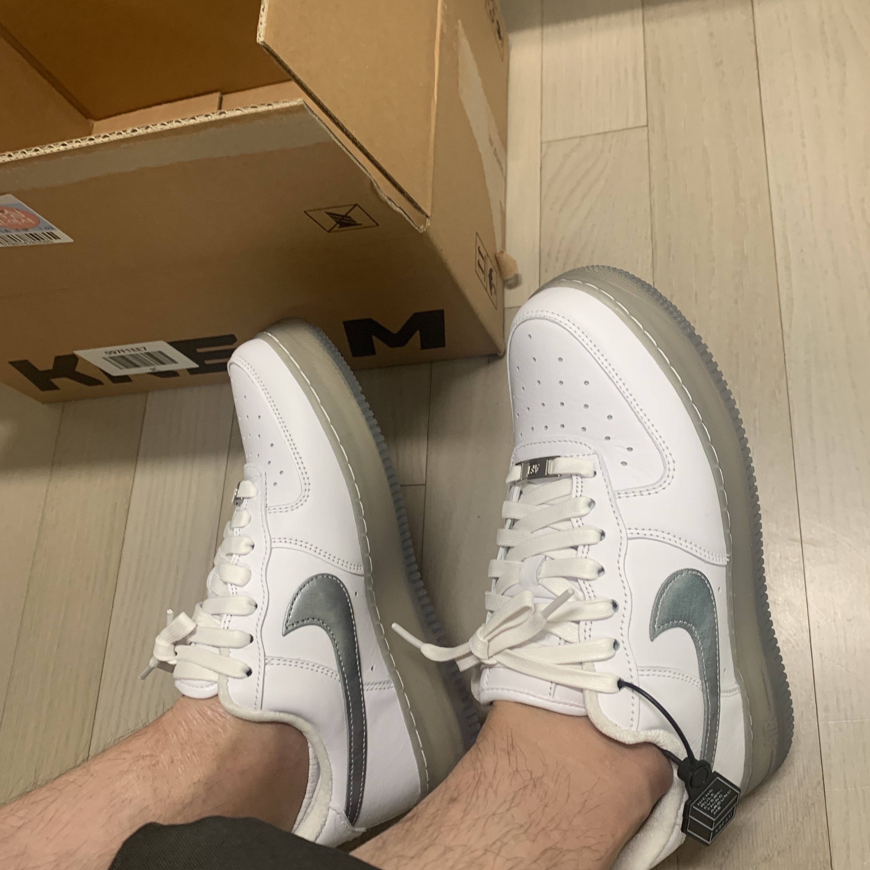 Nike Air Force 1 '07 PRM Metallic Silver 착용 스타일 - 4