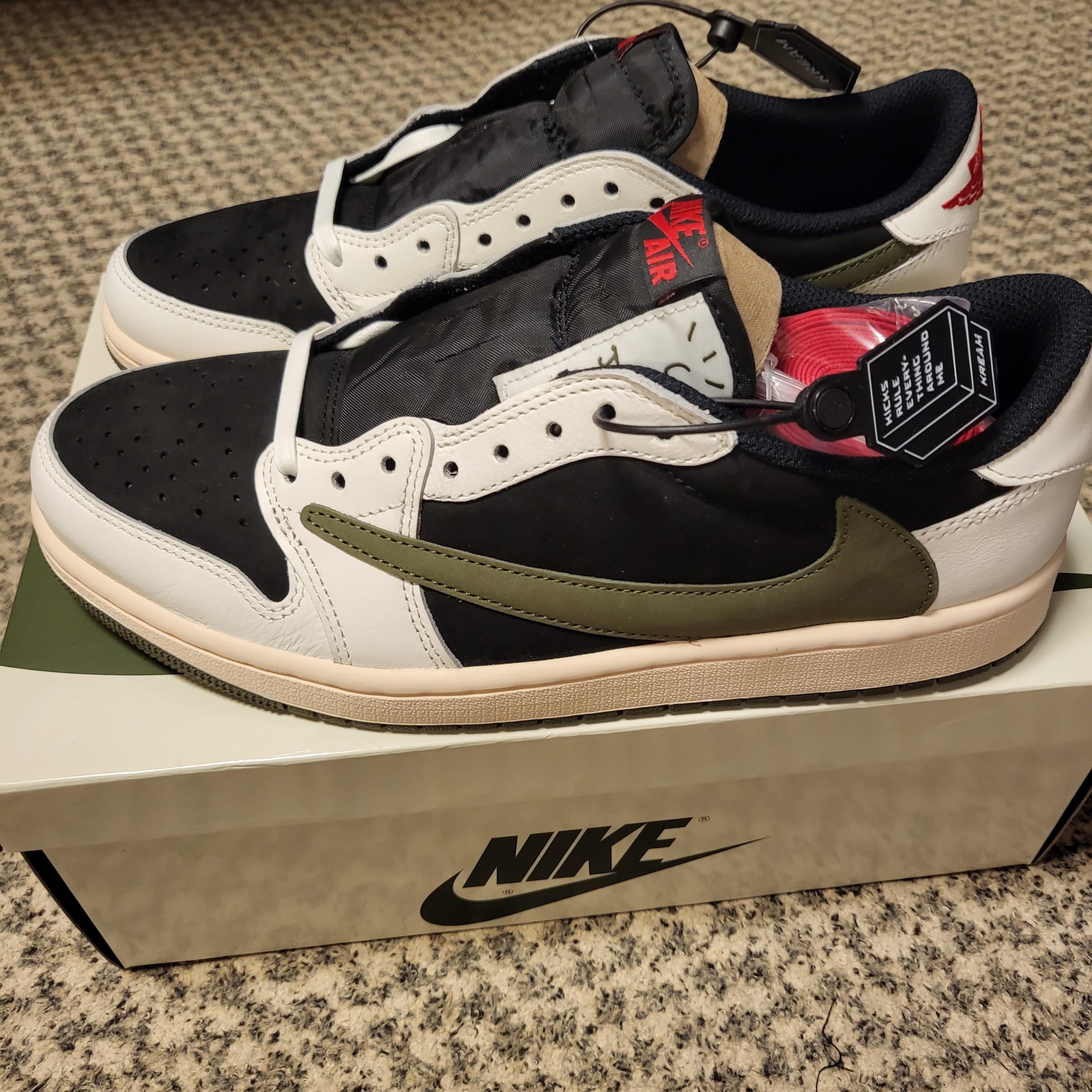 (W) Jordan 1 x Travis Scott Retro Low OG SP Medium Olive 착용 스타일 - 1