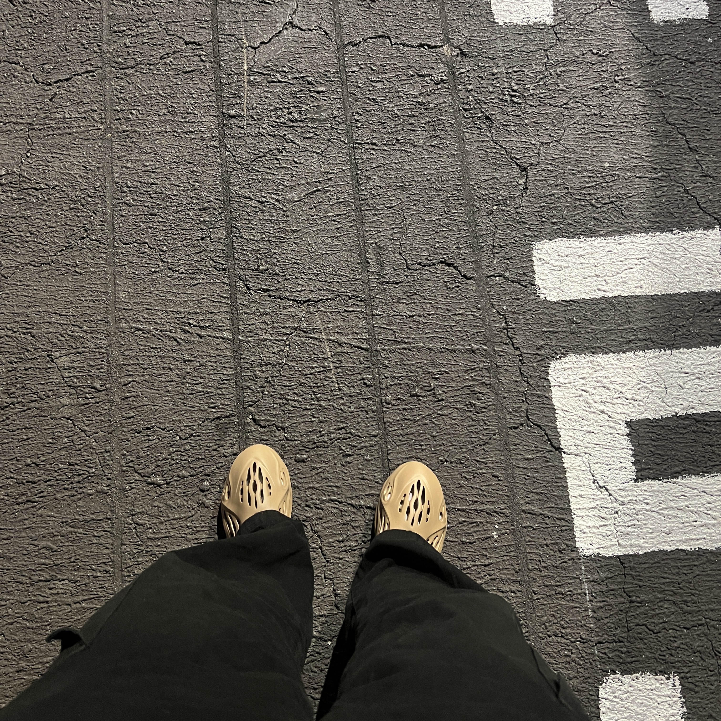Adidas Yeezy Foam RNNR Clay Taupe 착용 스타일