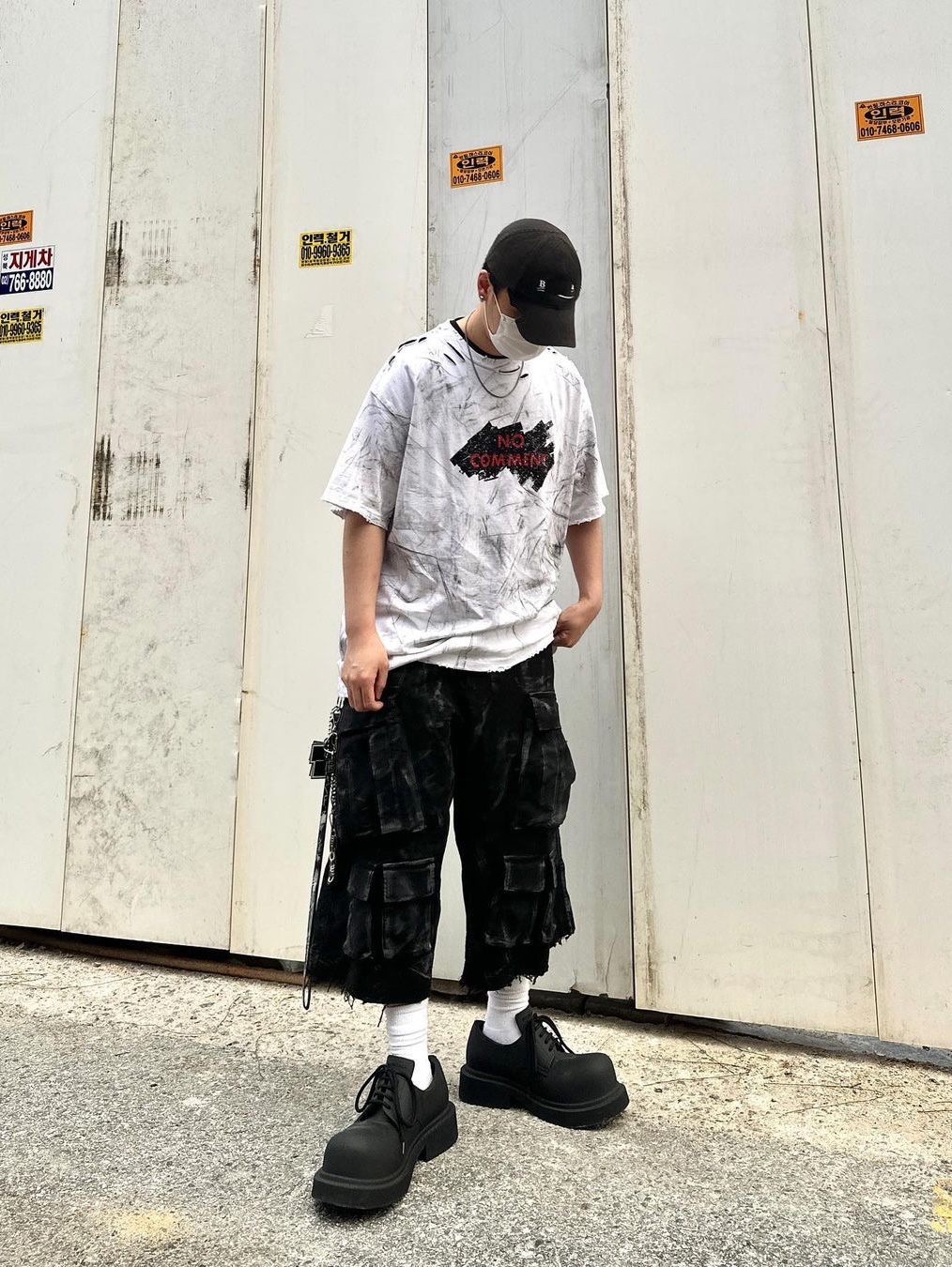 Nos Couleurs No Comment T-Shirt White, Nos Couleurs Distressed Cargo Shorts Black 착용 스타일