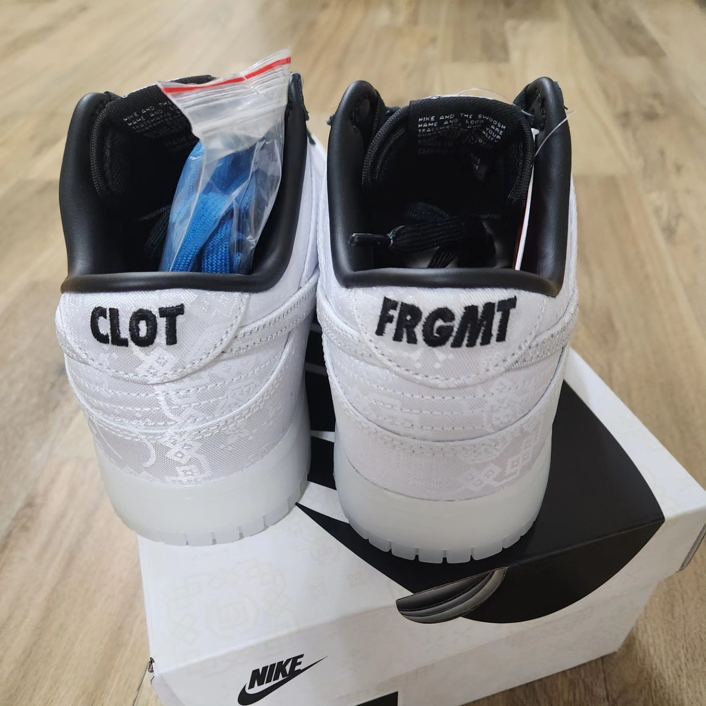 Nike x Clot x Fragment Dunk Low Black and White 착용 스타일 - 3