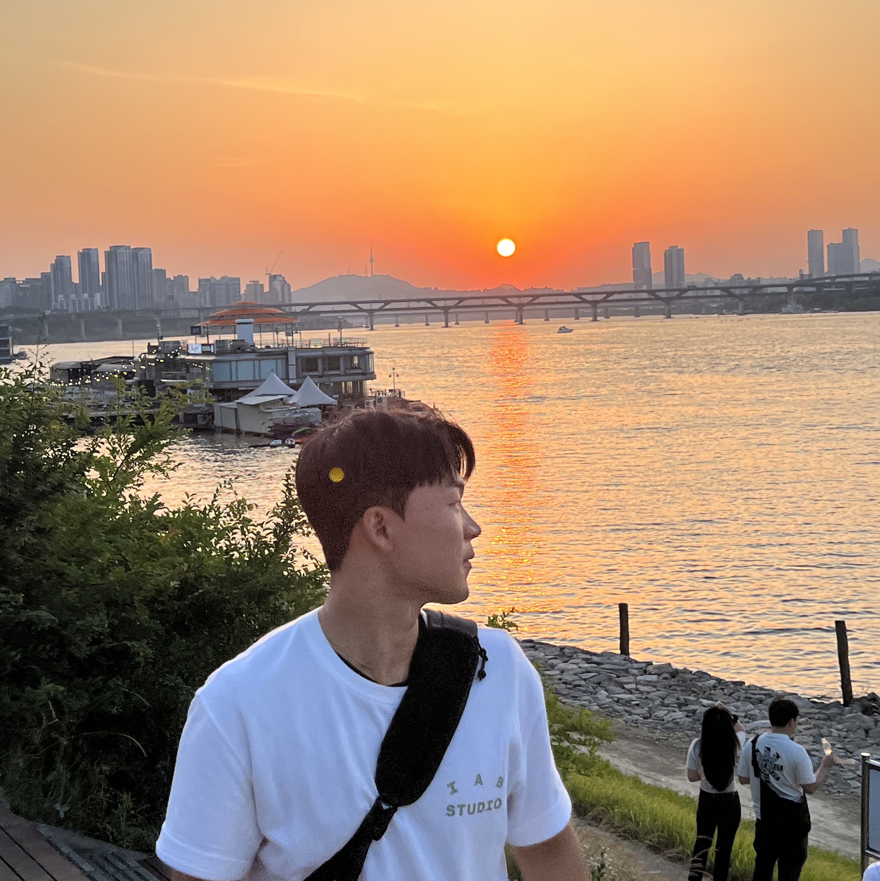 IAB Studio T-Shirt White Light Green 착용 스타일 - 1