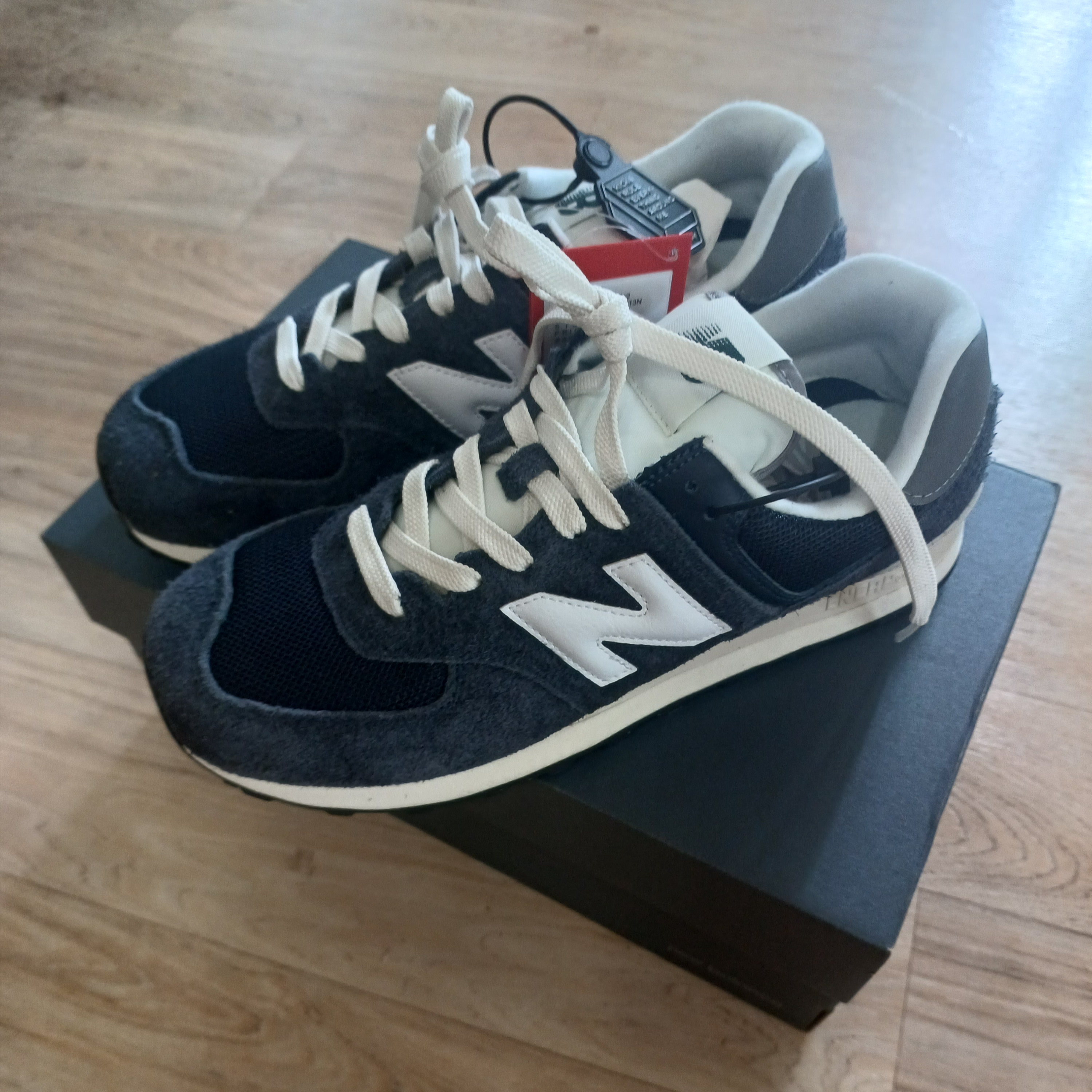 New Balance 574 Heritage Navy 착용 스타일