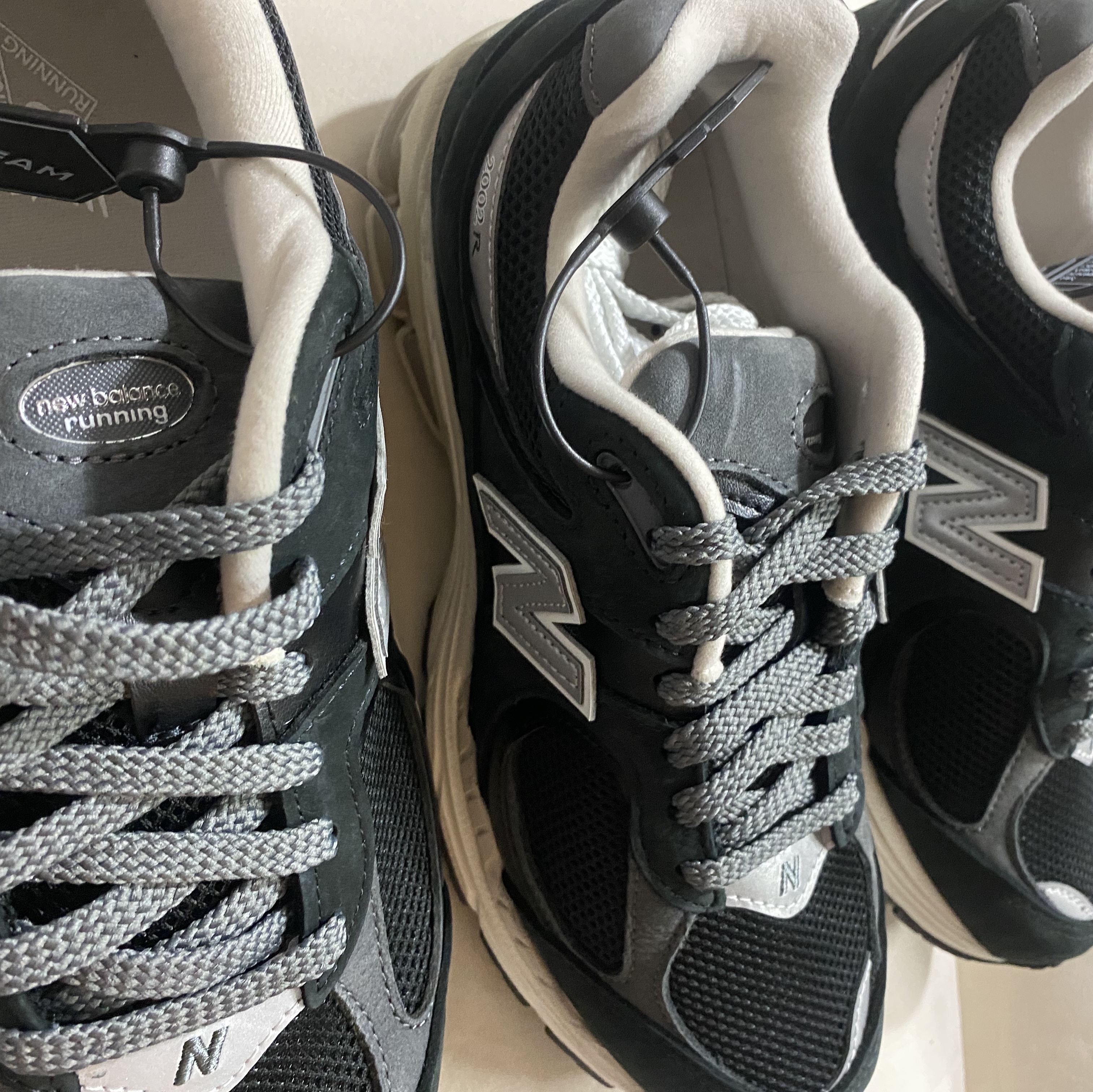 New Balance 2002R Premium Vintage Black 착용 스타일