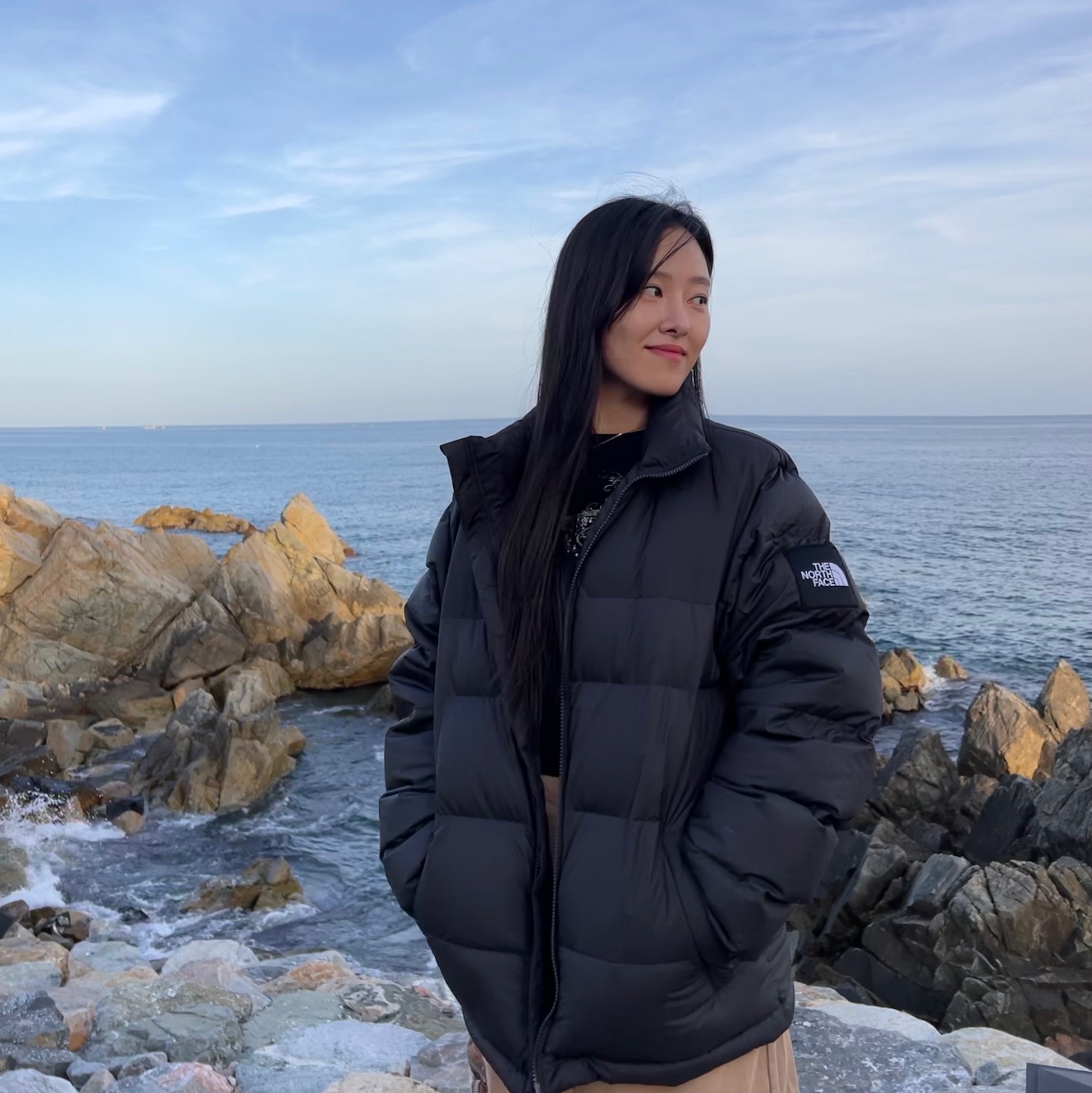 The North Face 1992 Nuptse Jacket Charcoal 착용 스타일 - 1