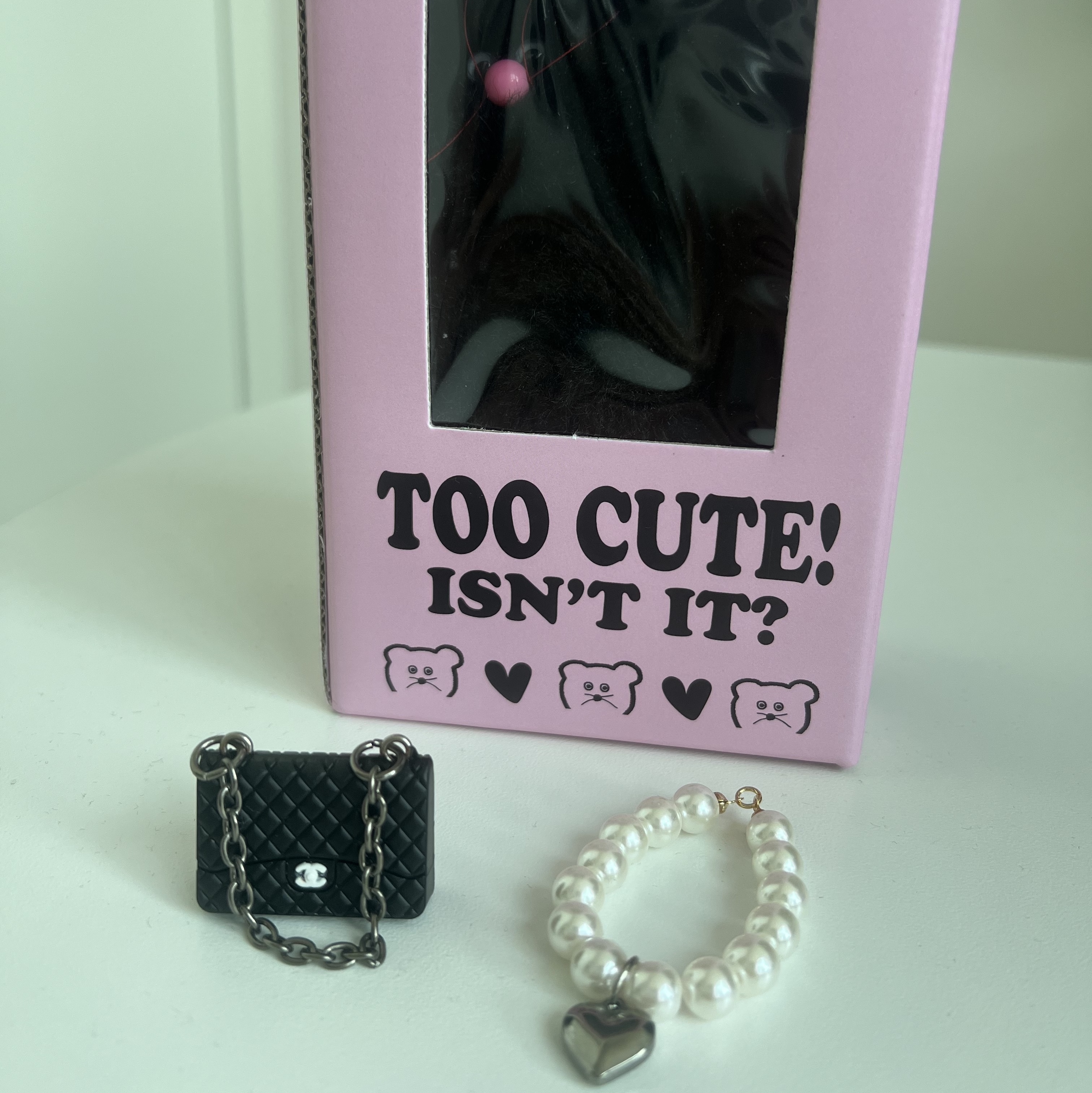 Monamhee Beulpingi Keyring with White Pants Black 착용 스타일