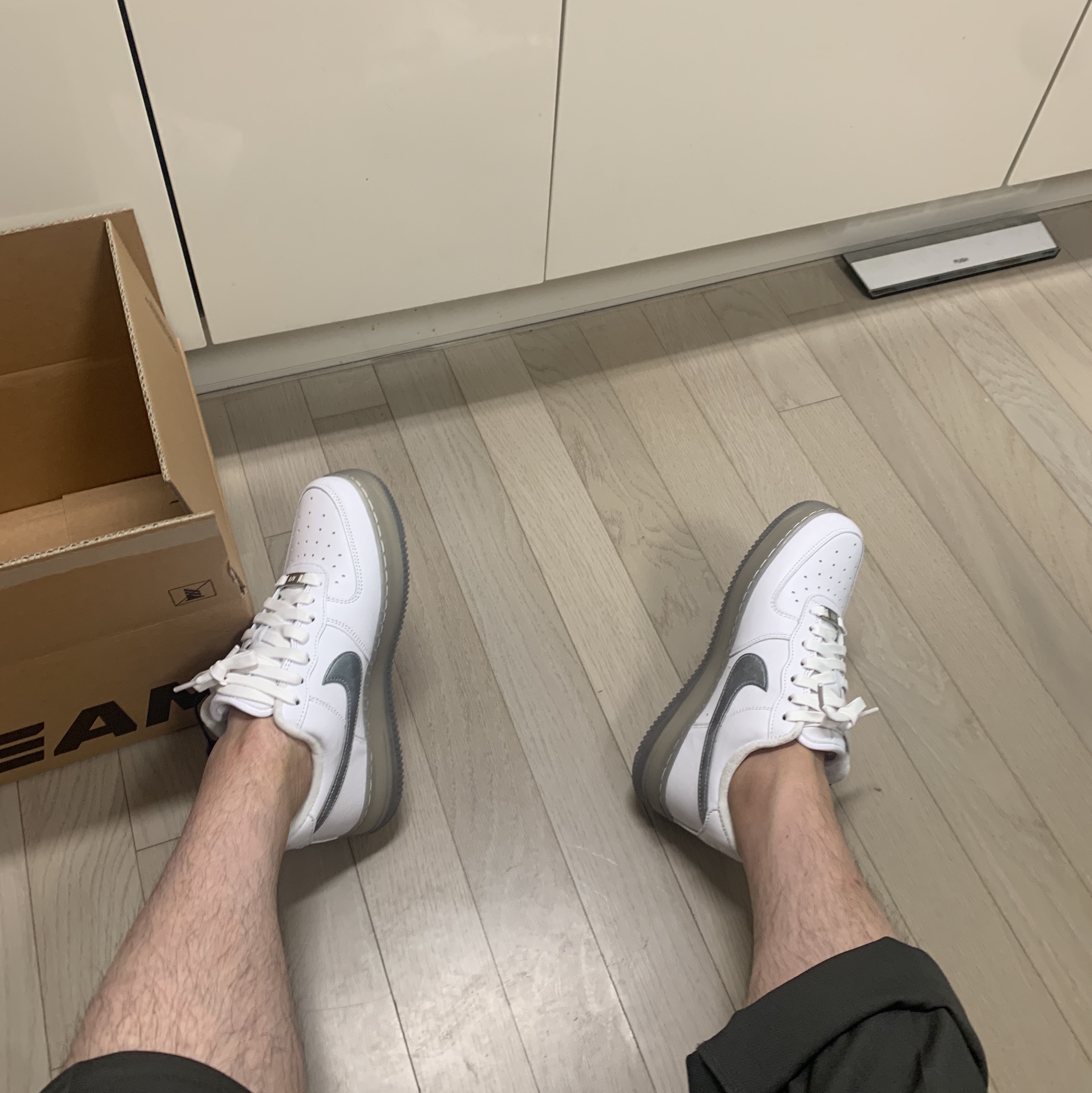 Nike Air Force 1 '07 PRM Metallic Silver 착용 스타일 - 5