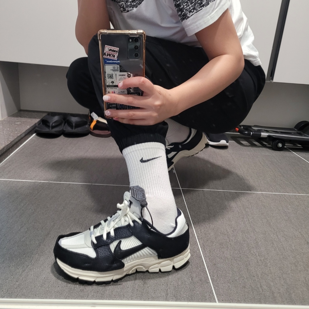 (W) Nike Zoom Vomero 5 Wolf Grey and Black 착용 스타일 - 1